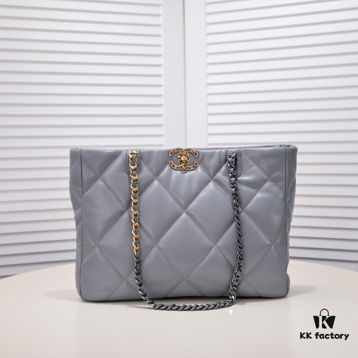 69305449f09edb6de4c4f0cf Large CHANEL 22B 19BAG Tote Black and Gold Italian First-Class GR Lamb Leather