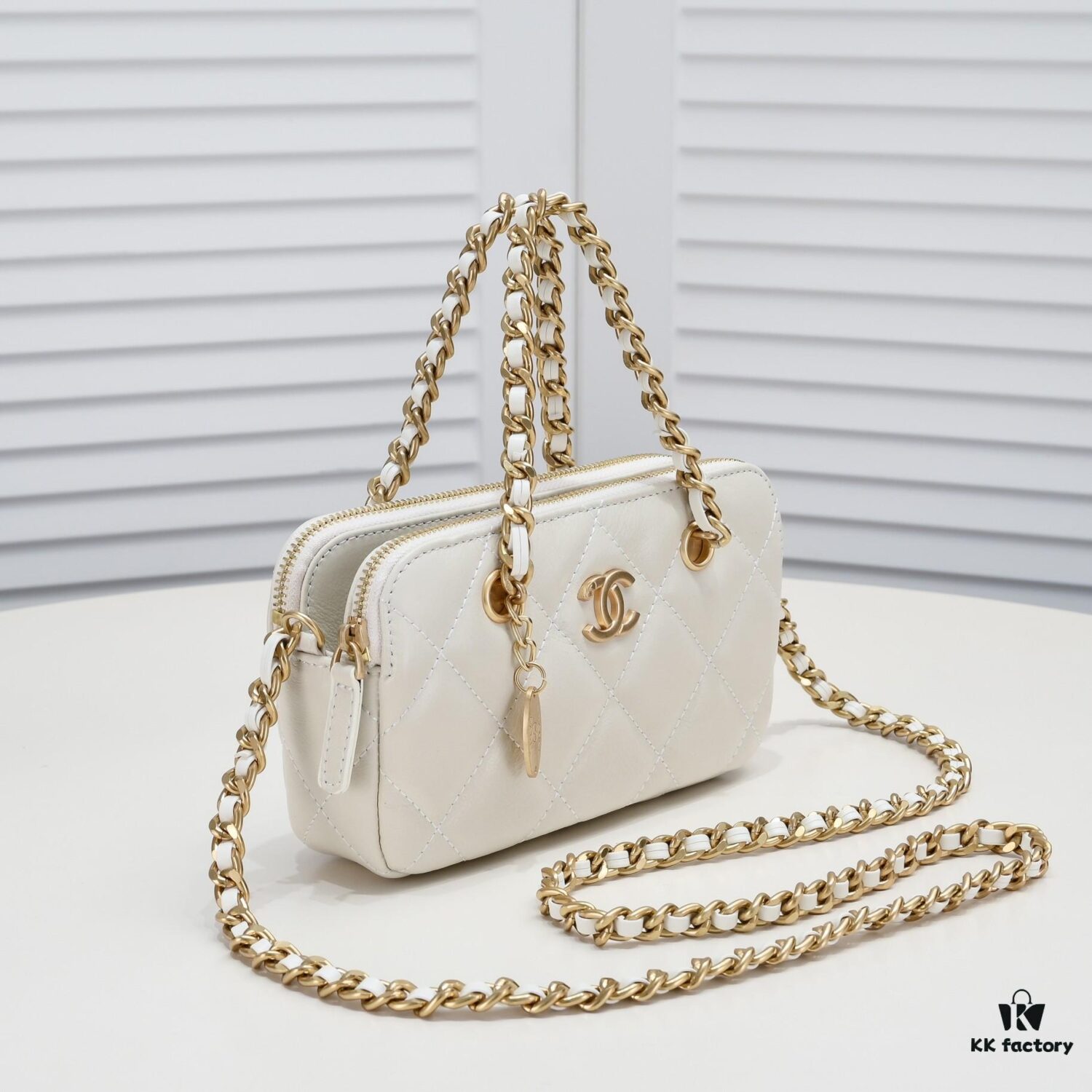 69305449f09edb6de4c4f0d0 Chanel 23K Gold Coin Chain Bag Vintage Style Fashionable and Versatile Handbag