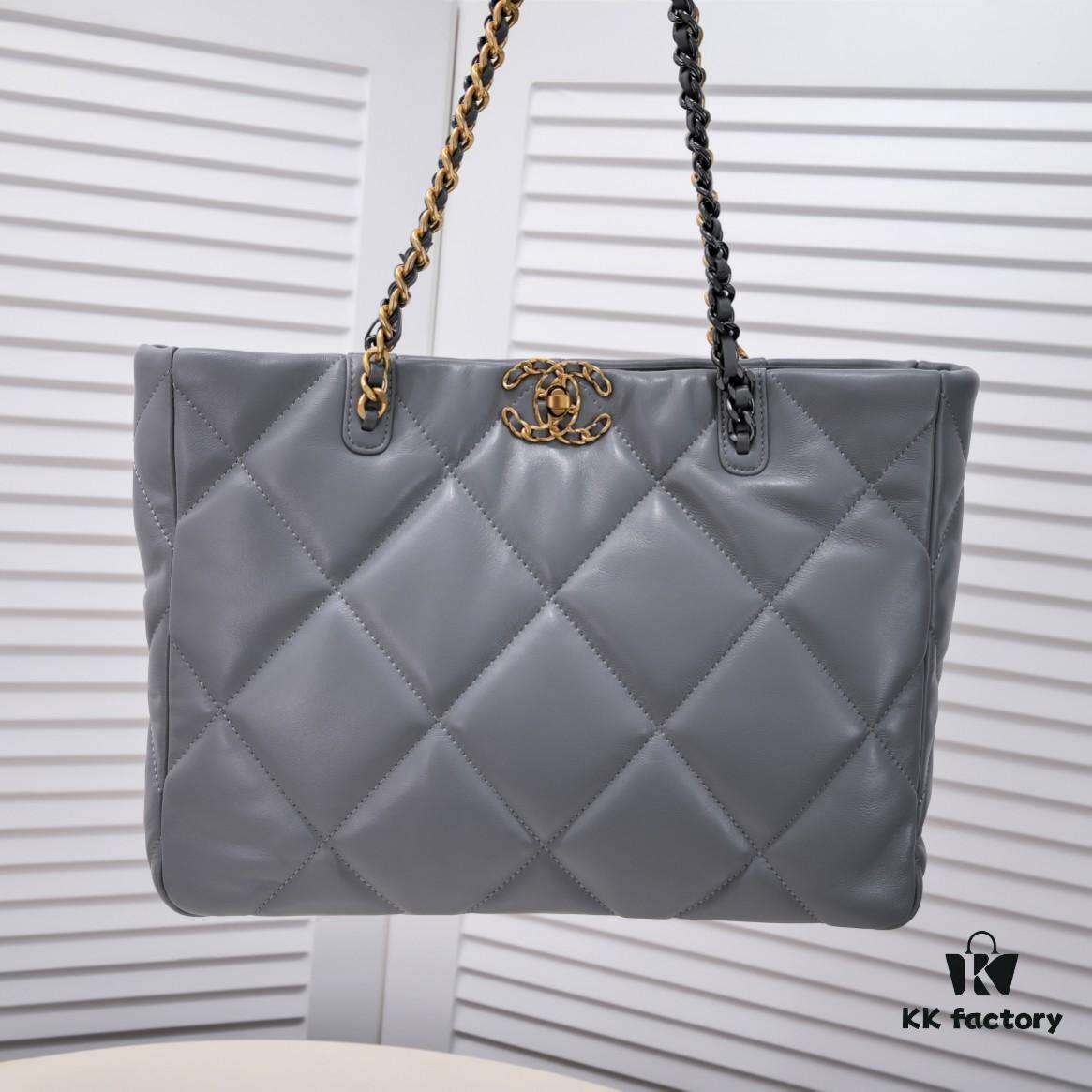 6930544bf09edb6de4c4f0d5 Large CHANEL 22B 19BAG Tote Black and Gold Italian First-Class GR Lamb Leather