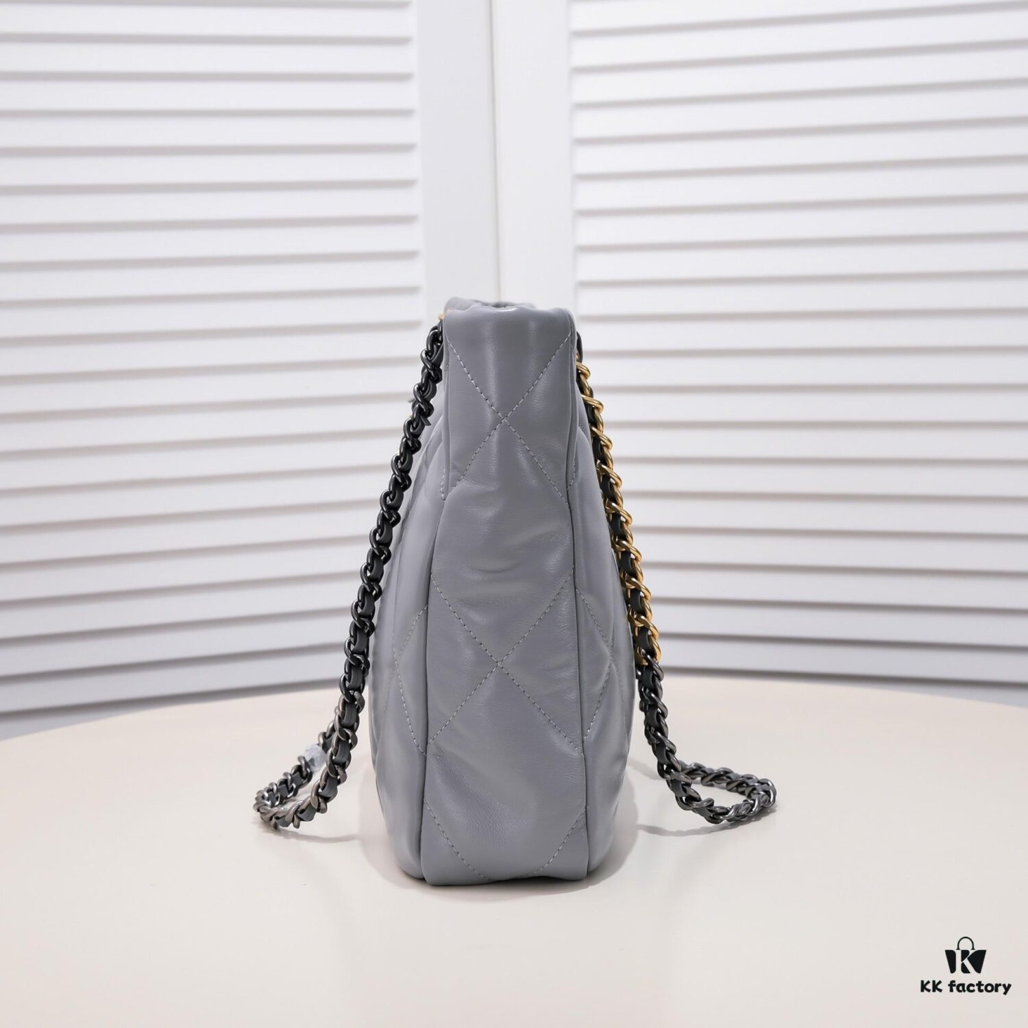 6930544bf09edb6de4c4f0d6 Large CHANEL 22B 19BAG Tote Black and Gold Italian First-Class GR Lamb Leather