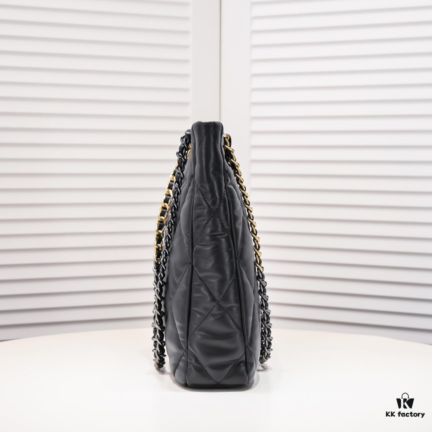 Large AS9088 CHANEL 22B 19BAG Tote Black Gold Italian First-Class GR Lambskin