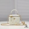 Chanel 2021 Autumn-Winter New Arrival Handheld Makeup Case Mini Storage Box
