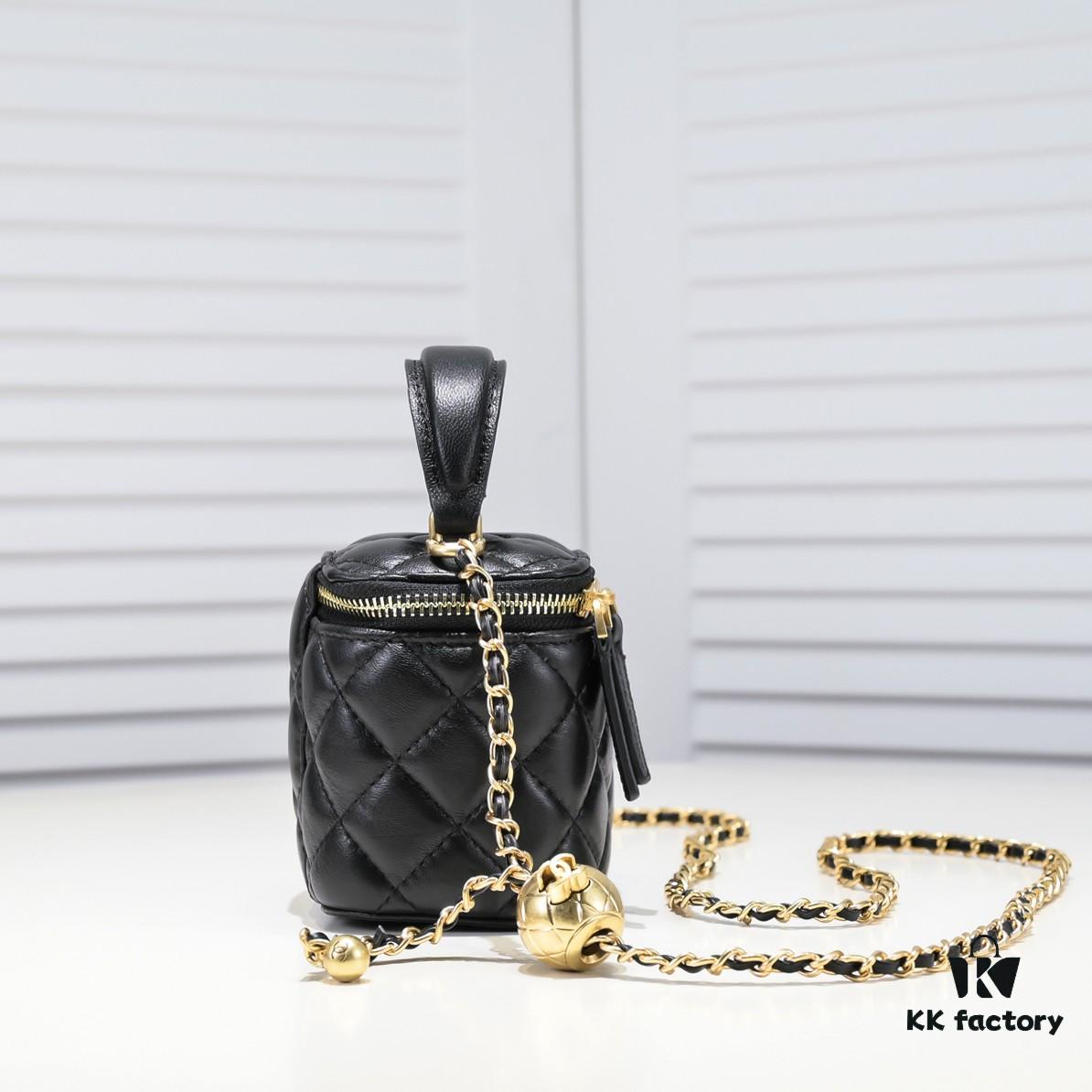 693054baf09edb6de4c4f15a Chanel 2021 Fall/Winter New Arrival Handheld Makeup Pouch Small Storage Box