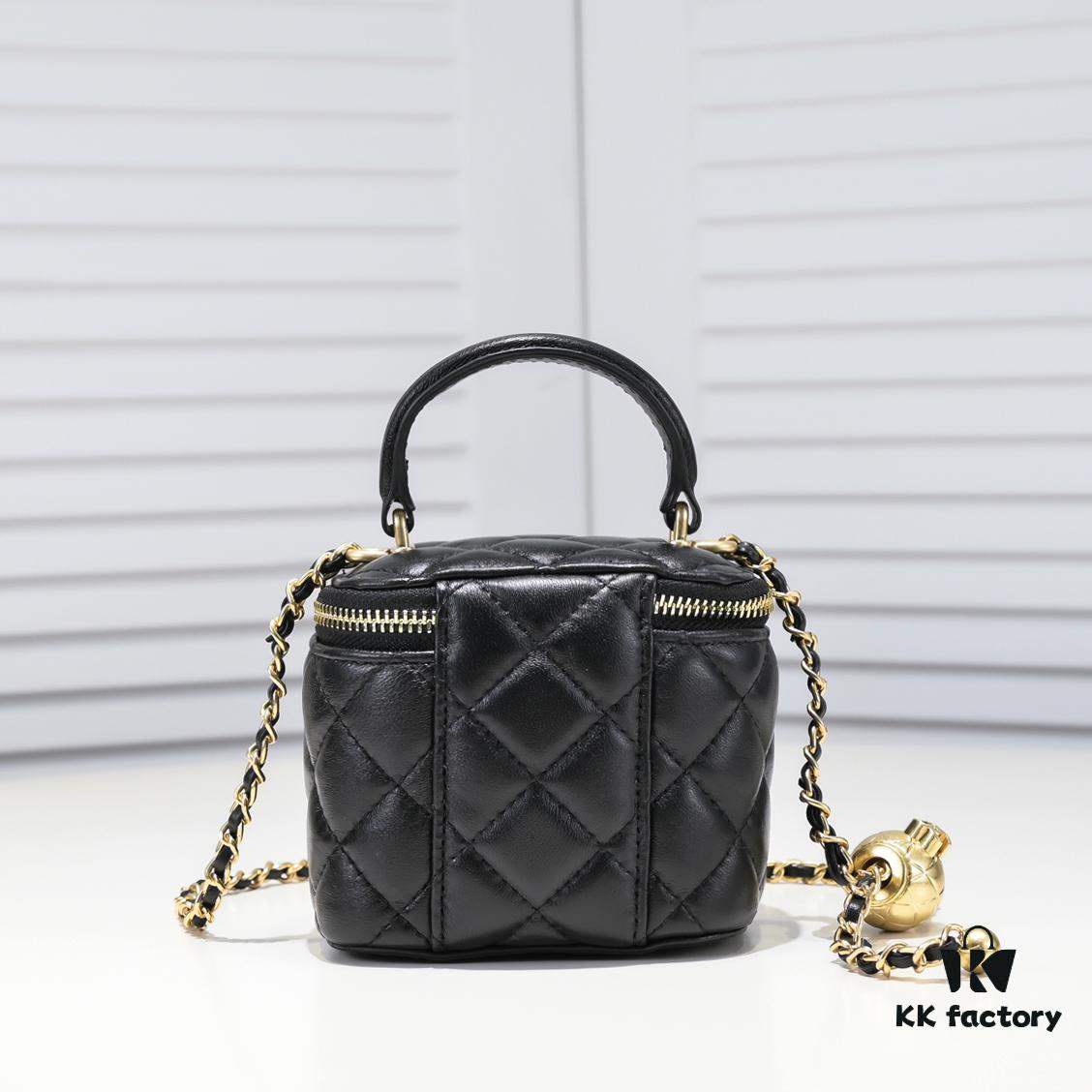 693054bbf09edb6de4c4f15b Chanel 2021 Fall/Winter New Arrival Handheld Makeup Pouch Small Storage Box