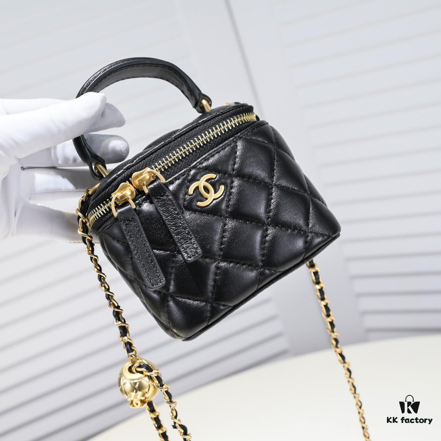 693054bdf09edb6de4c4f15c Chanel 2021 Fall/Winter New Arrival Handheld Makeup Pouch Small Storage Box
