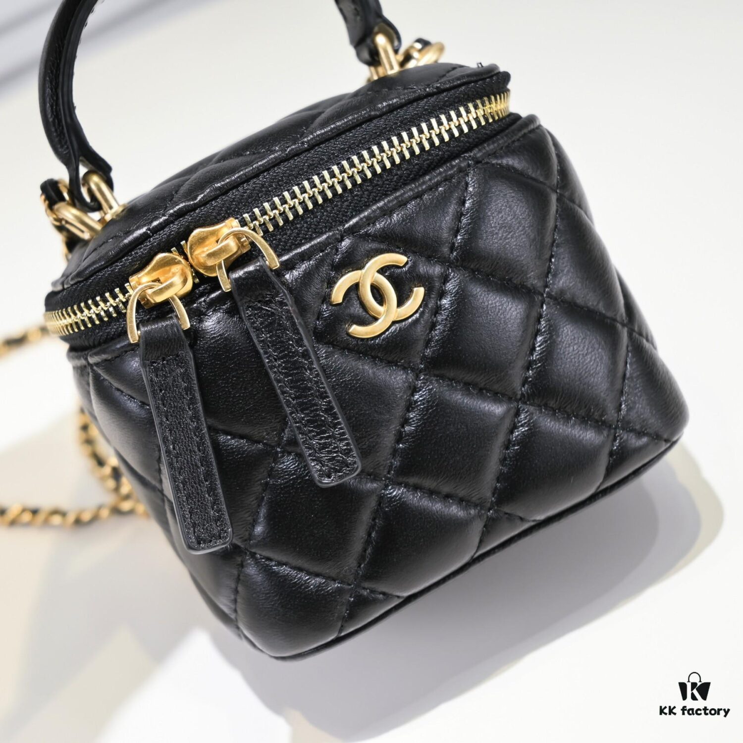 693054bef09edb6de4c4f15d Chanel 2021 Fall/Winter New Arrival Handheld Makeup Pouch Small Storage Box