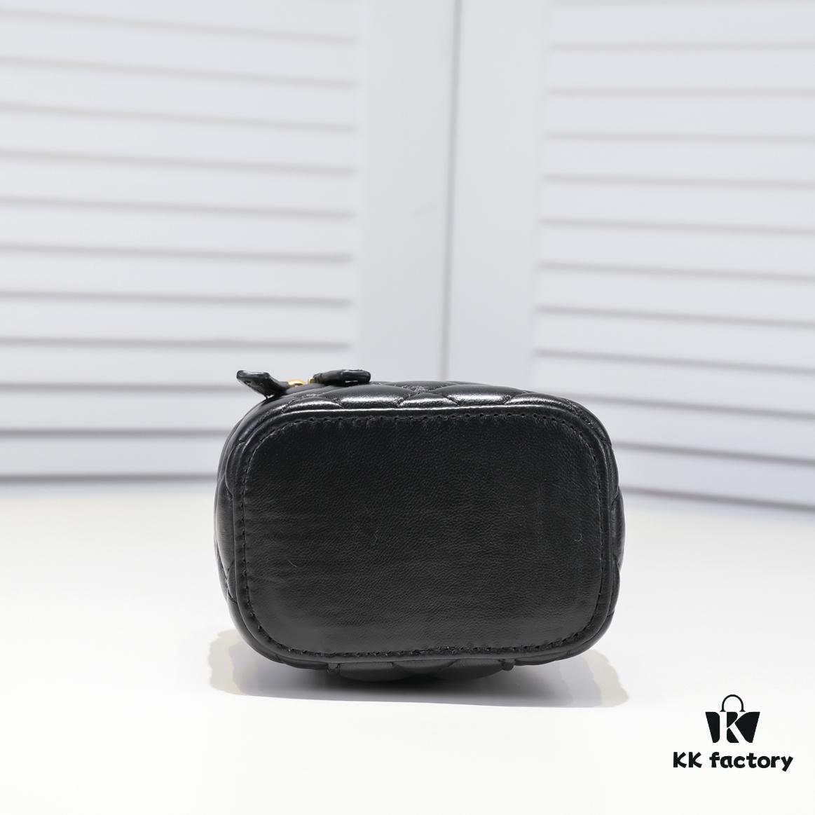 693054c0f09edb6de4c4f160 Chanel 2021 Fall/Winter New Arrival Handheld Makeup Pouch Small Storage Box