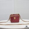 693054c1f09edb6de4c4f161 Chanel 2021 Fall/Winter New Arrival Handheld Makeup Pouch, Compact Storage Box, Authentic Hardware, Adjustable Shoulder Strap, Premium Imported Lambskin