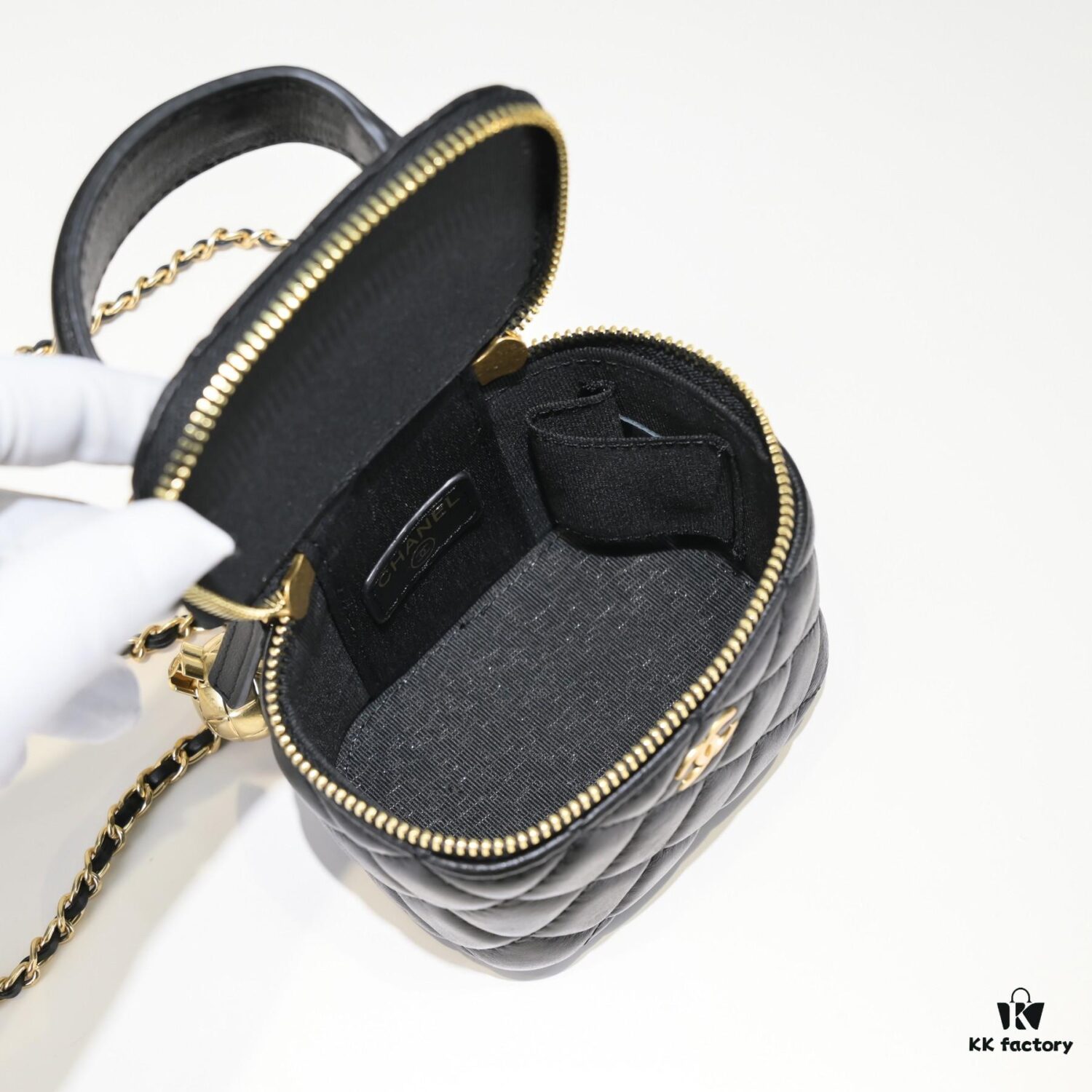 693054c2f09edb6de4c4f162 Chanel 2021 Fall/Winter New Arrival Handheld Makeup Pouch Small Storage Box