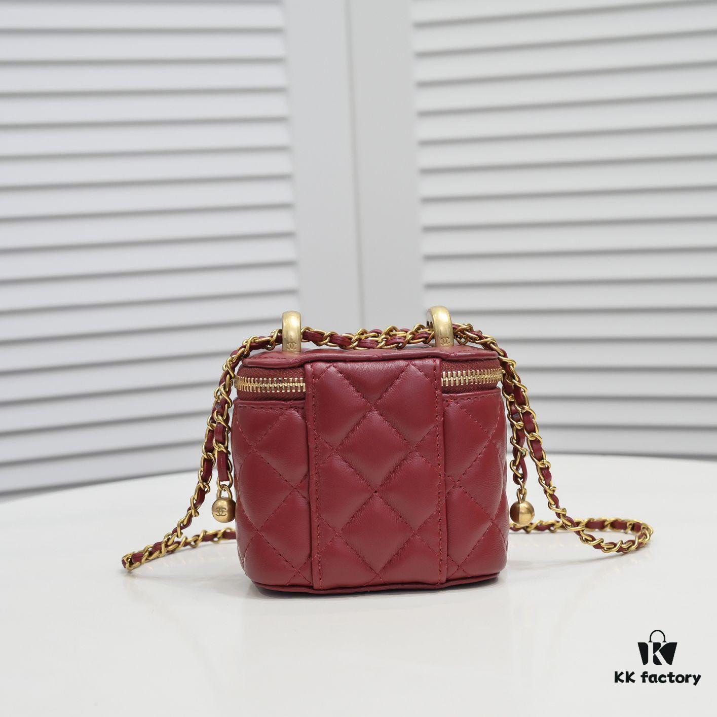 693054c4f09edb6de4c4f164 Chanel 2021 Fall/Winter New Arrival Handheld Makeup Pouch, Compact Storage Box, Authentic Hardware, Adjustable Shoulder Strap, Premium Imported Lambskin