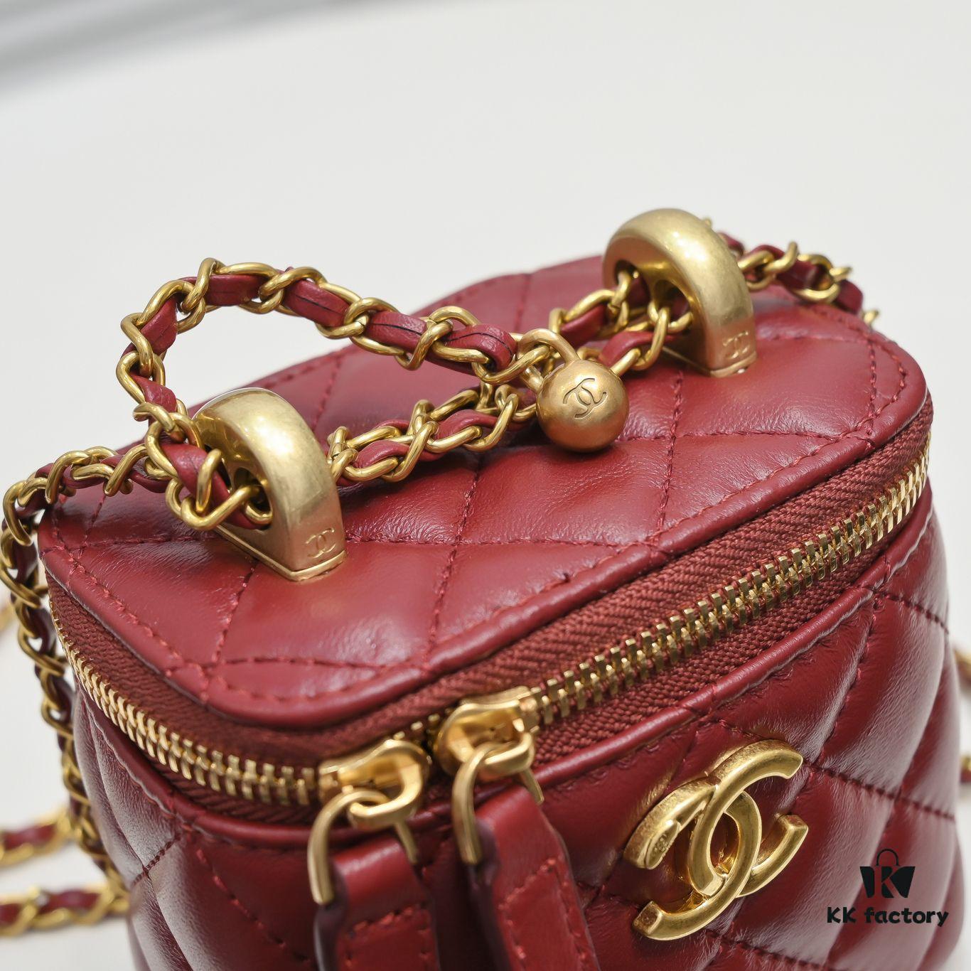 693054c5f09edb6de4c4f166 Chanel 2021 Fall/Winter New Arrival Handheld Makeup Pouch, Compact Storage Box, Authentic Hardware, Adjustable Shoulder Strap, Premium Imported Lambskin
