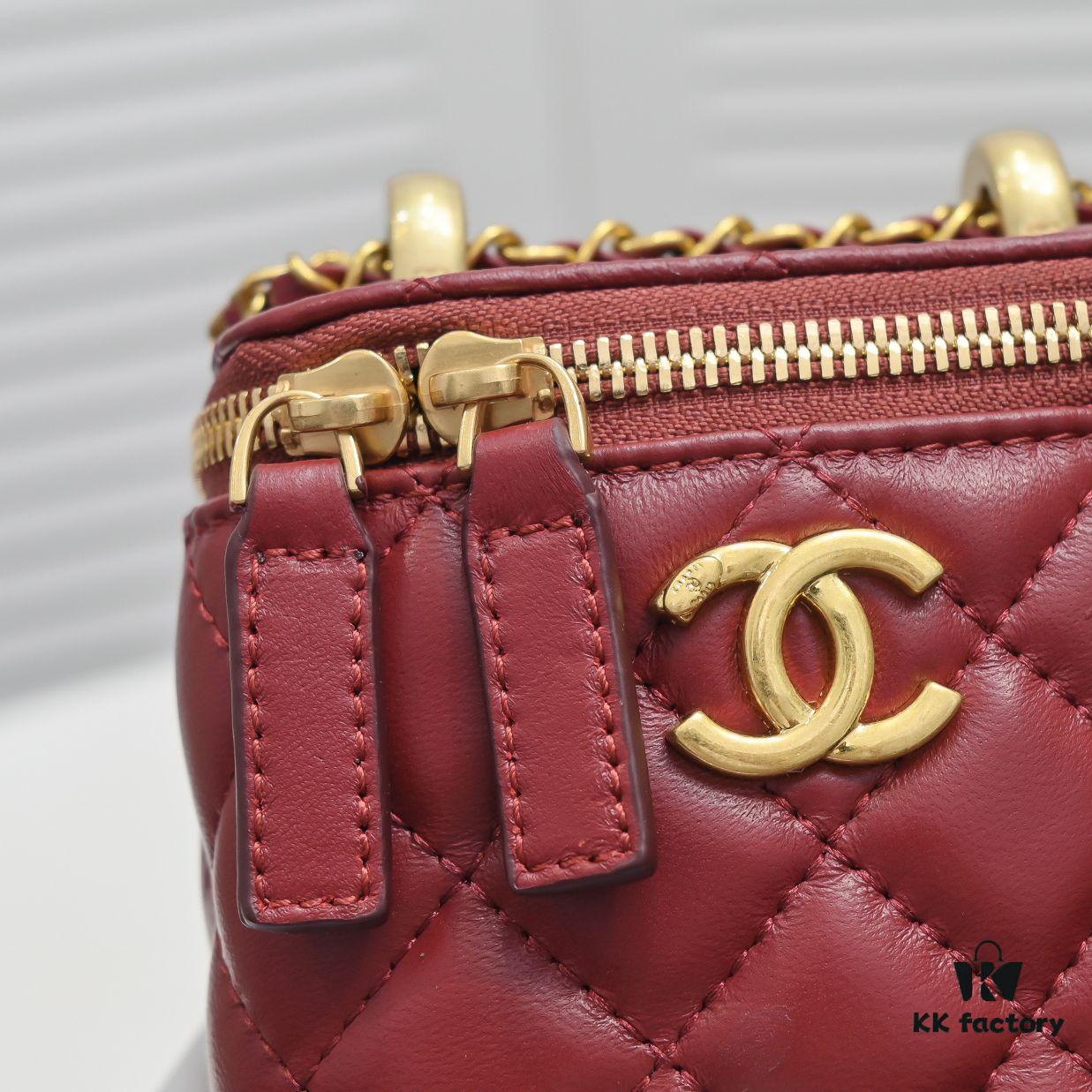 693054c9f09edb6de4c4f168 Chanel 2021 Fall/Winter New Arrival Handheld Makeup Pouch, Compact Storage Box, Authentic Hardware, Adjustable Shoulder Strap, Premium Imported Lambskin