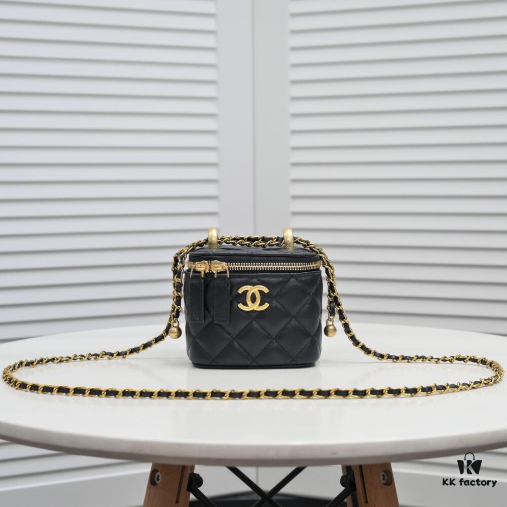 693054c9f09edb6de4c4f169 Chanel 2021 Fall/Winter New Arrival Mini Cosmetic Handheld Box, Compact Storage Pouch, Authentic Hardware, Adjustable Strap, Imported Lambskin, Perfect for On-the-Go Touch-Ups and Stylish Daily Accessory