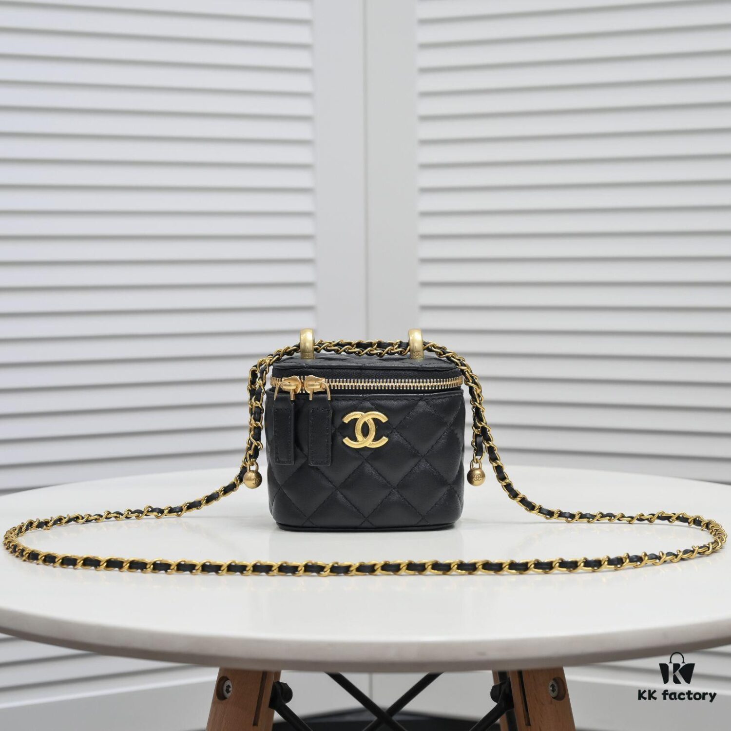 693054c9f09edb6de4c4f169 Chanel 2021 Fall/Winter New Arrival Mini Cosmetic Handheld Box, Compact Storage Pouch, Authentic Hardware, Adjustable Strap, Imported Lambskin, Perfect for On-the-Go Touch-Ups and Stylish Daily Accessory