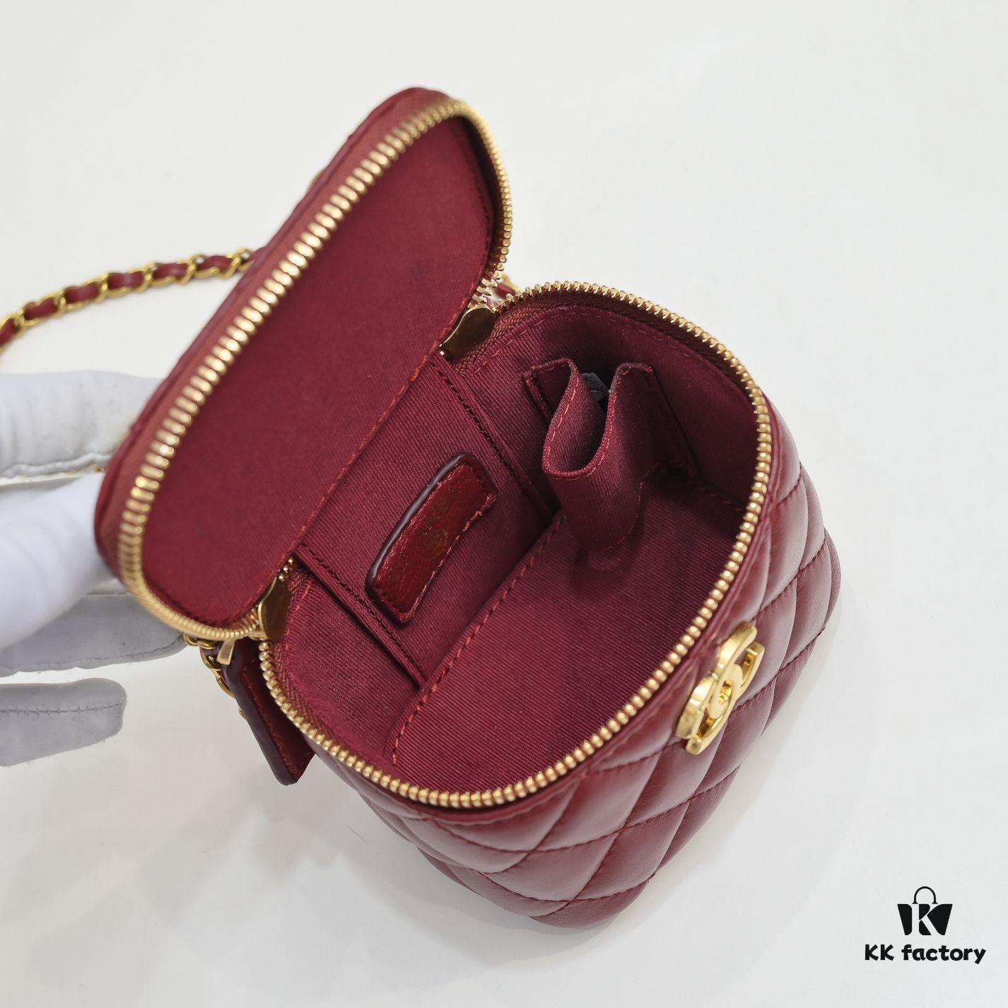 693054caf09edb6de4c4f16c Chanel 2021 Fall/Winter New Arrival Handheld Makeup Pouch, Compact Storage Box, Authentic Hardware, Adjustable Shoulder Strap, Premium Imported Lambskin