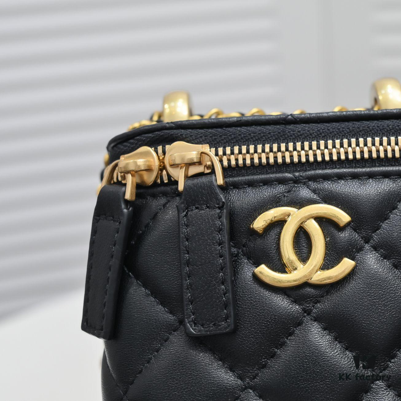 693054cef09edb6de4c4f170 Chanel 2021 Fall/Winter New Arrival Mini Cosmetic Handheld Box, Compact Storage Pouch, Authentic Hardware, Adjustable Strap, Imported Lambskin, Perfect for On-the-Go Touch-Ups and Stylish Daily Accessory