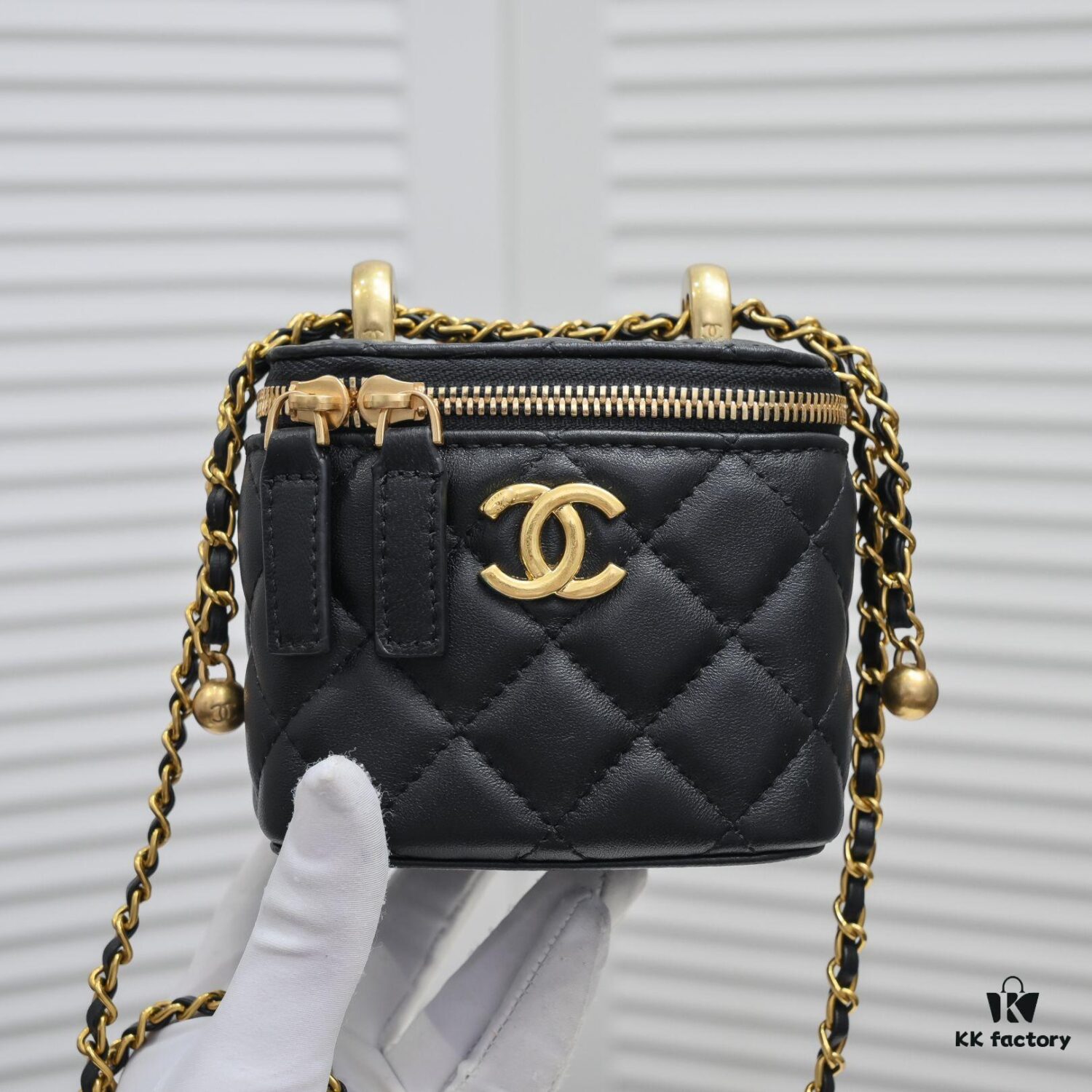 693054cef09edb6de4c4f171 Chanel 2021 Fall/Winter New Arrival Mini Cosmetic Handheld Box, Compact Storage Pouch, Authentic Hardware, Adjustable Strap, Imported Lambskin, Perfect for On-the-Go Touch-Ups and Stylish Daily Accessory