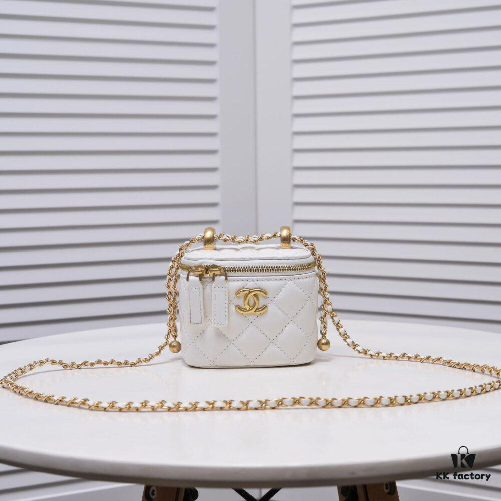 693054d3f09edb6de4c4f174 Chanel 2021 Fall/Winter New Arrival Handheld Makeup Pouch, Compact Storage Box, Authentic Hardware, Adjustable Strap, Premium Imported Lamb Leather