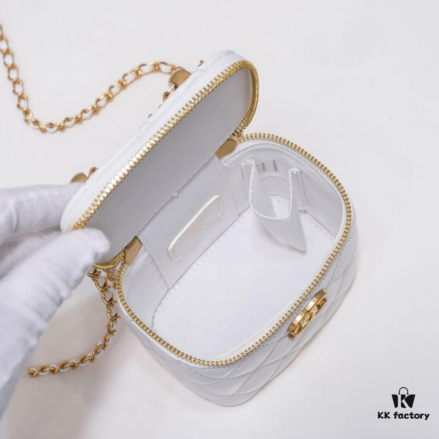 Chanel 2021 Fall/Winter New Arrival Handheld Makeup Pouch, Compact Storage Box, Authentic Hardware, Adjustable Strap, Premium Imported Lamb Leather