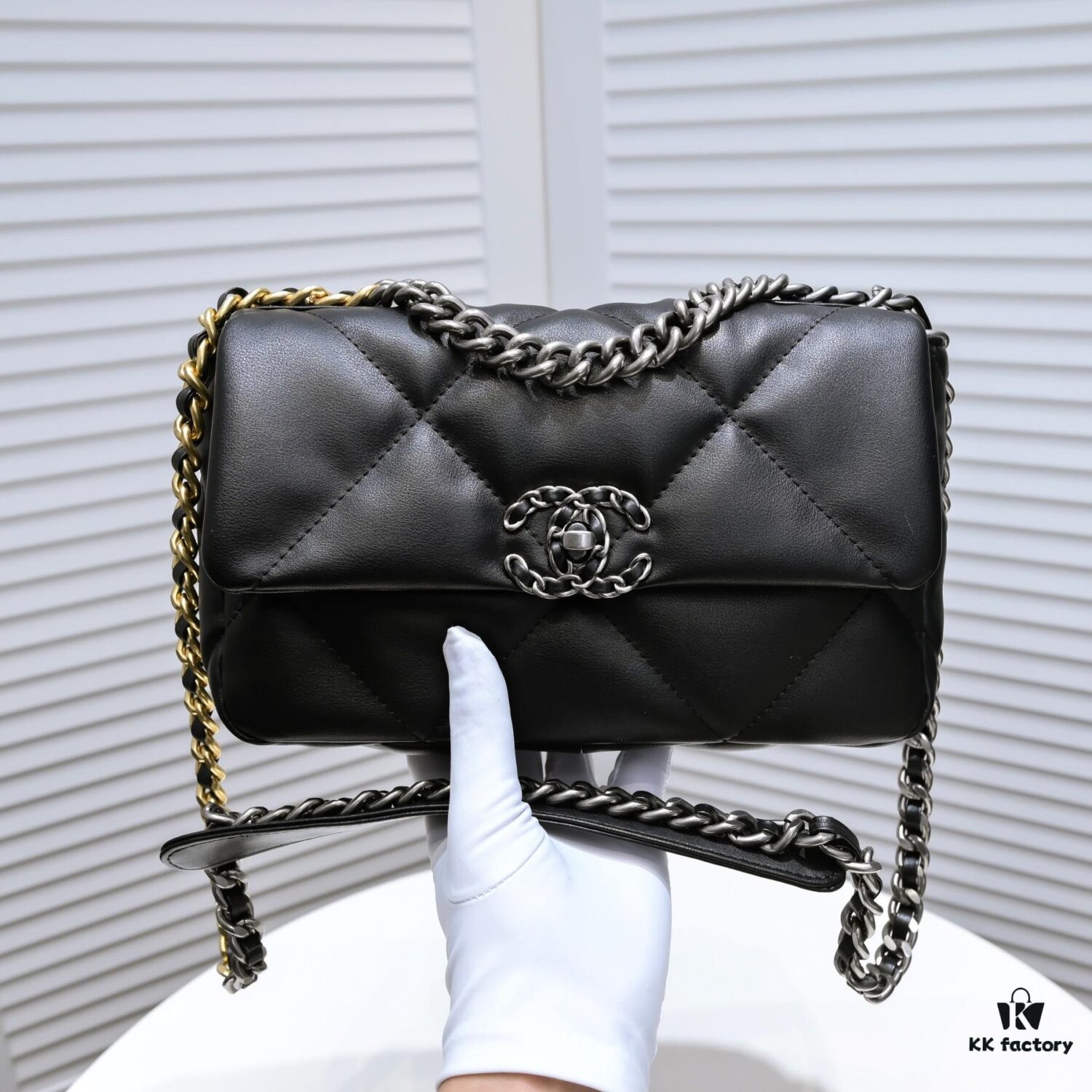 69305508f09edb6de4c4f1b3 Black Small Chanel Latest Bestseller Just Arrived 📣📣 Same as Boutique, Genuine Imported Calfskin Leather 🐂 Super Soft Touch, Excellent Fit, Can Be Carried by Hand, on Shoulder or Crossbody, Fully Showcasing Women's Elegant Charm 💃 Act Now!