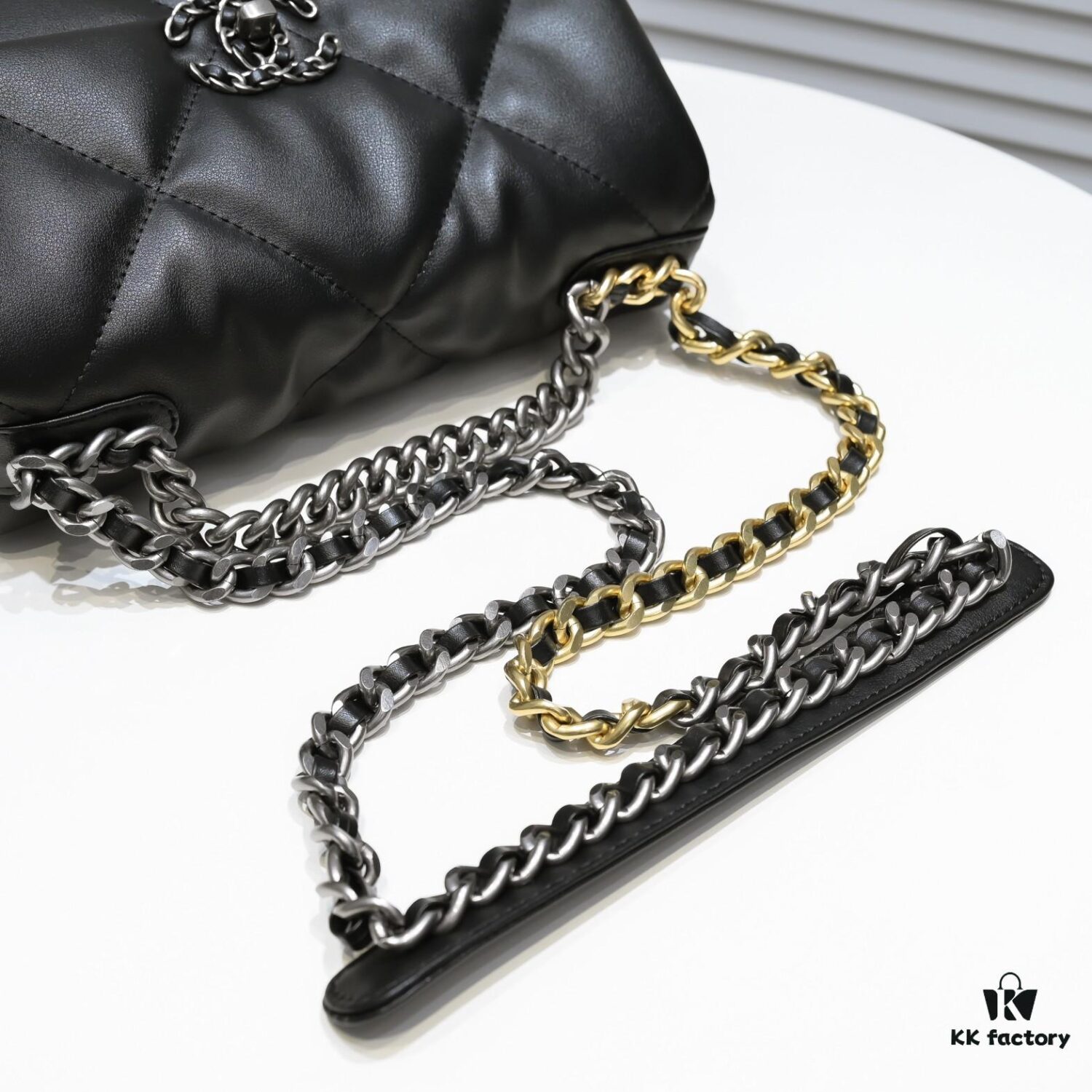 69305509f09edb6de4c4f1b5 Black Small Chanel Latest Bestseller Just Arrived 📣📣 Same as Boutique, Genuine Imported Calfskin Leather 🐂 Super Soft Touch, Excellent Fit, Can Be Carried by Hand, on Shoulder or Crossbody, Fully Showcasing Women's Elegant Charm 💃 Act Now!
