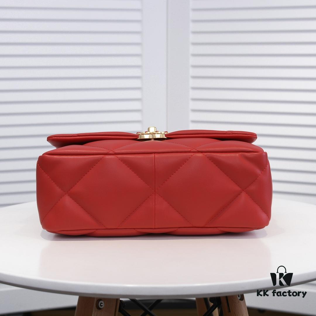 Large Red Medium-Sized Chanel Latest Bestseller Now Available 📣📣 Synchronized with Counter Release🤭 Premium Imported Calfskin 🐂 Extremely Soft Touch. Excellent Fit, Can Be Carried by Hand, on Shoulder, or Crossbody, Fully Showcasing Women's Elegant Charm 💃 Act Now!