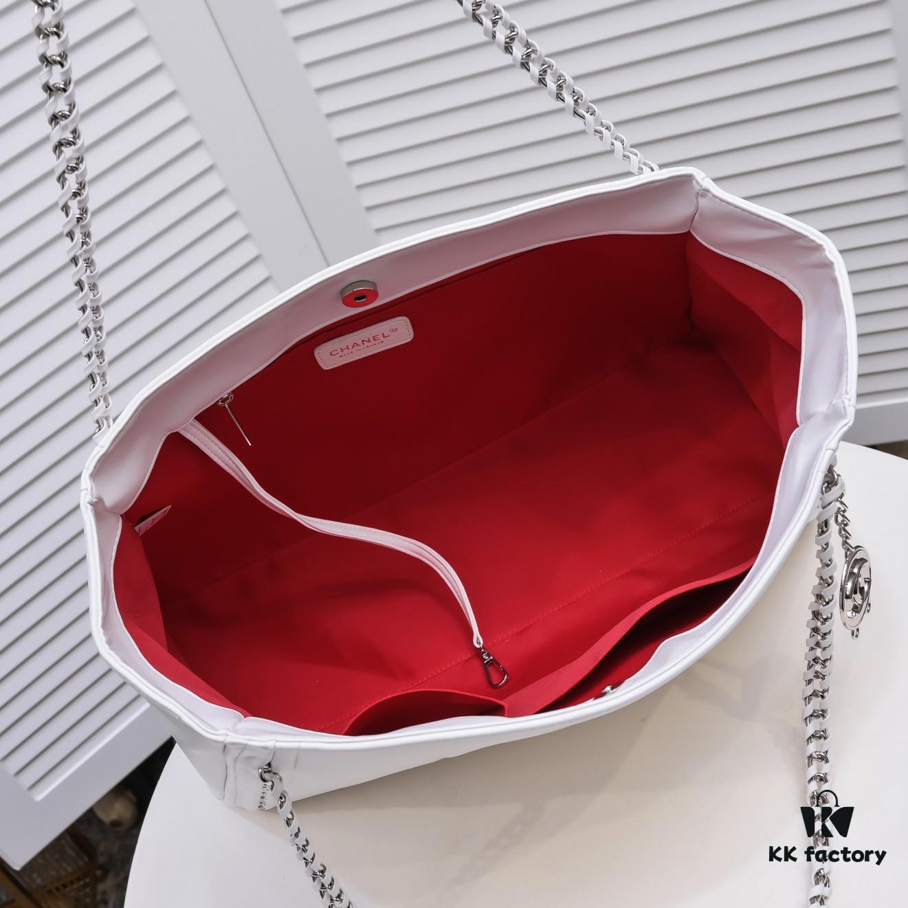693055d3f09edb6de4c4f303 Chanel A2021 New Arrival Tote Bag from the Haute Couture Collection