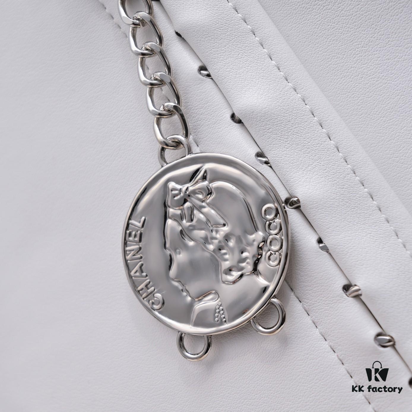 693055d4f09edb6de4c4f304 Chanel A2021 New Arrival Tote Bag from the Haute Couture Collection
