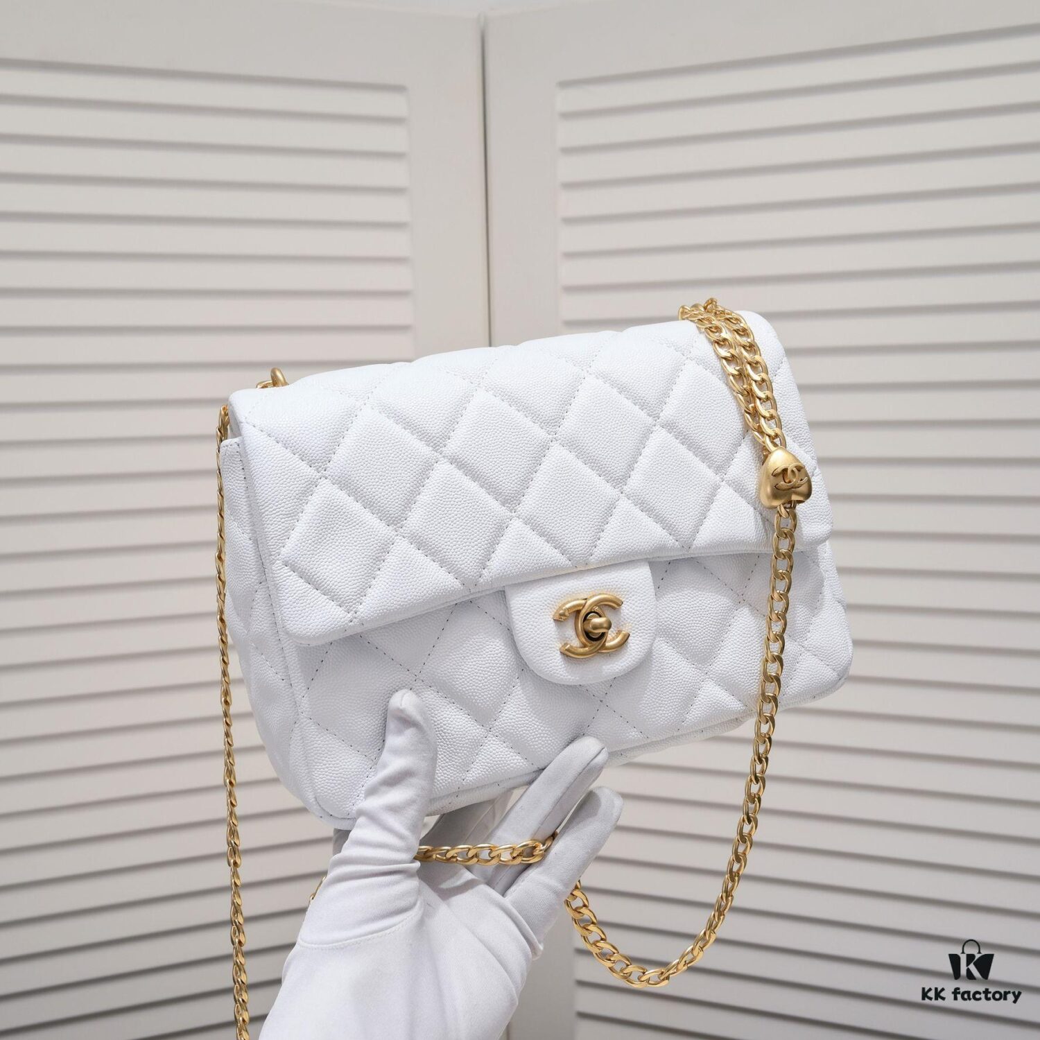 69305641f09edb6de4c4f3c8 Large Chanel 23P New Arrival Heart Ball vs Gold Ball?