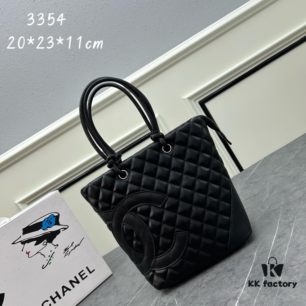 CHANEL: 24A Spring/Summer Vintage Handbag 🌹💕... 2006 Brand New Ultimate Edition! A Timeless Classic Reissued — The Iconic 'Vintagep' Market Tote Once Ranked Among the World's Top 50 Most Desirable Bags, Made Famous by Miss Hilton. Now Discontinued at Boutiques — Unavailable Even with Money [Smile]. Exclusively Acquired from a Vintage Store. ZP-Developed Leather: European Sourced Haas Lambskin, Imported from Italy, with 24K Thick Gold-Plated Steel Lock. Limited Stock, Frequently Out of Supply. The Bag’s Texture Matches Perfectly with the Authentic Original ✔️