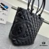 CHANEL: 24A Spring/Summer Vintage Bag 🌹💕... 2006 Brand New Ultimate Edition! The iconic Vintage 'Vegetable Basket' bag, a classic reissued and once ranked among the world's top 50 most desirable handbags, famously carried by Ms. Hilton. This model has long been discontinued at boutiques—unavailable even with money [Smile]. Exclusively sourced from a vintage boutique. ZP-developed leather: European-sourced Haas lambskin, Italian-imported 24K thick-gold-plated hardware. Limited stock, frequently out of supply. The bag’s texture perfectly matches the original authentic piece ✔️