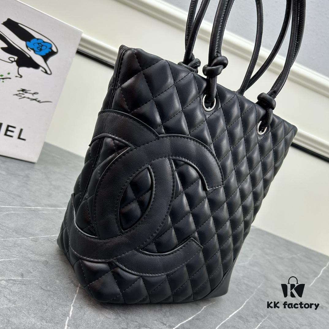 CHANEL: 24A Spring/Summer Vintage Bag 🌹💕... 2006 Brand New Ultimate Edition! The iconic Vintage 'Vegetable Basket' bag, a classic reissued and once ranked among the world's top 50 most desirable handbags, famously carried by Ms. Hilton. This model has long been discontinued at boutiques—unavailable even with money [Smile]. Exclusively sourced from a vintage boutique. ZP-developed leather: European-sourced Haas lambskin, Italian-imported 24K thick-gold-plated hardware. Limited stock, frequently out of supply. The bag’s texture perfectly matches the original authentic piece ✔️