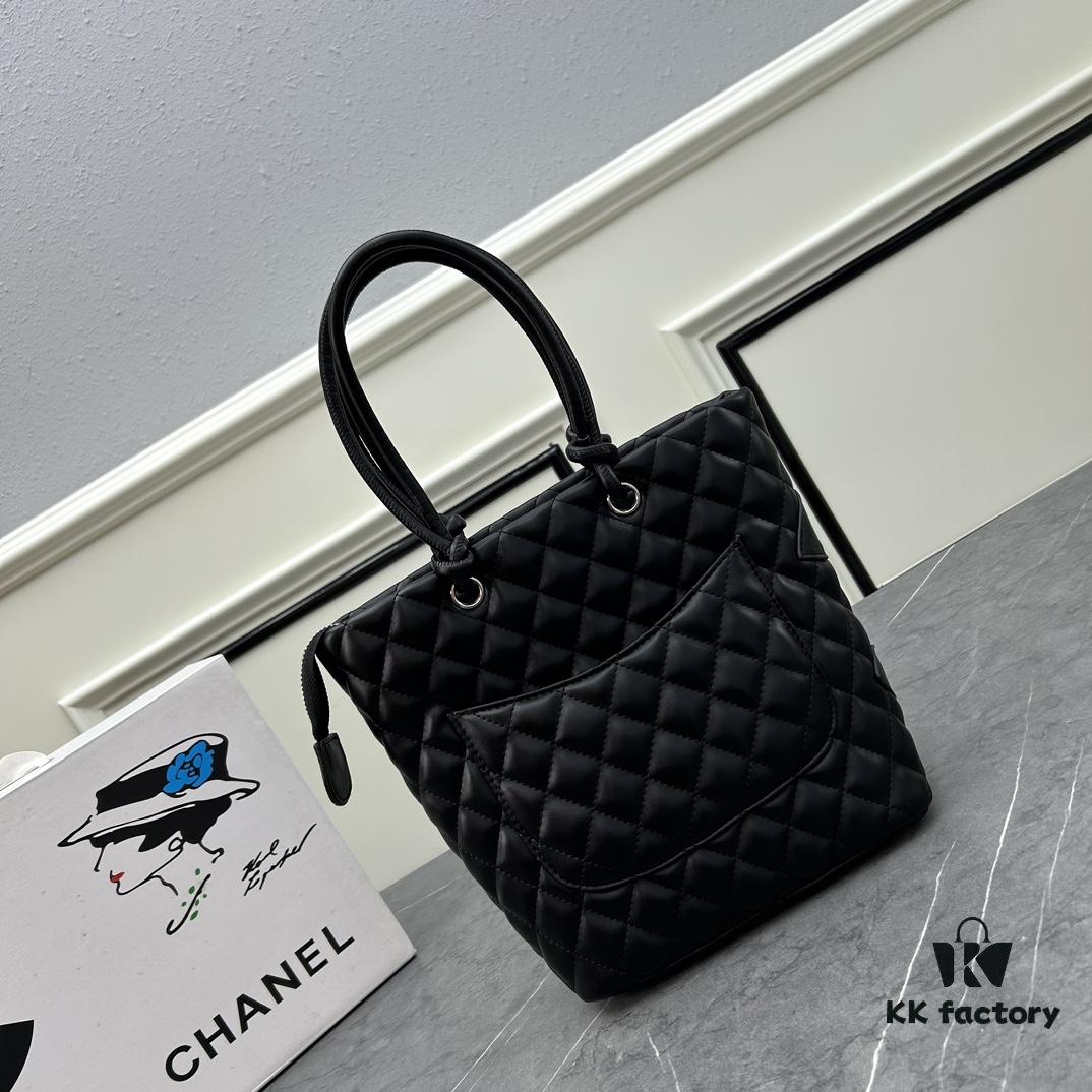 CHANEL: 24A Spring/Summer Vintage Bag 🌹💕... 2006 Brand New Ultimate Edition! The iconic Vintage 'Vegetable Basket' bag, a classic reissued and once ranked among the world's top 50 most desirable handbags, famously carried by Ms. Hilton. This model has long been discontinued at boutiques—unavailable even with money [Smile]. Exclusively sourced from a vintage boutique. ZP-developed leather: European-sourced Haas lambskin, Italian-imported 24K thick-gold-plated hardware. Limited stock, frequently out of supply. The bag’s texture perfectly matches the original authentic piece ✔️