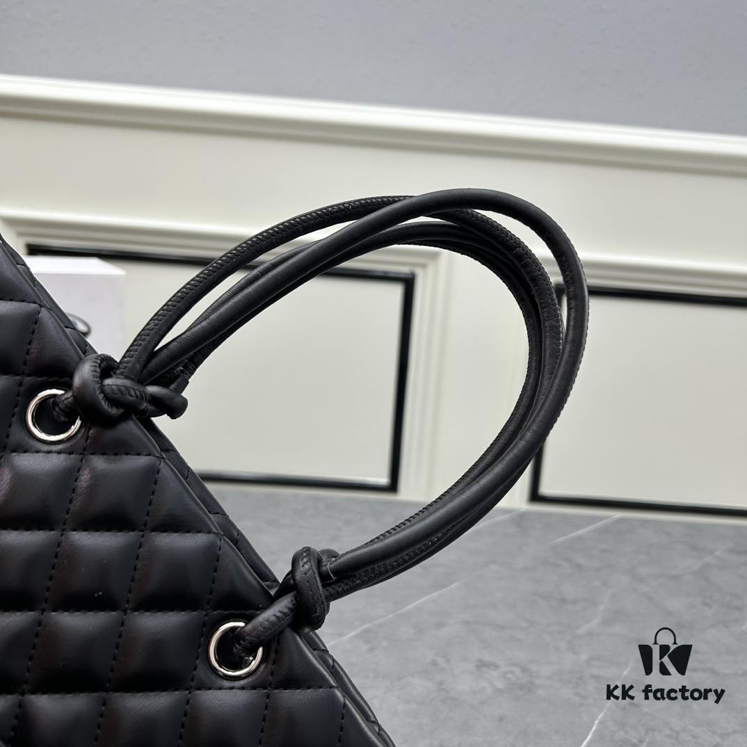 CHANEL: 24A Spring/Summer Vintage Bag 🌹💕... 2006 Brand New Ultimate Edition! The iconic Vintage 'Vegetable Basket' bag, a classic reissued and once ranked among the world's top 50 most desirable handbags, famously carried by Ms. Hilton. This model has long been discontinued at boutiques—unavailable even with money [Smile]. Exclusively sourced from a vintage boutique. ZP-developed leather: European-sourced Haas lambskin, Italian-imported 24K thick-gold-plated hardware. Limited stock, frequently out of supply. The bag’s texture perfectly matches the original authentic piece ✔️