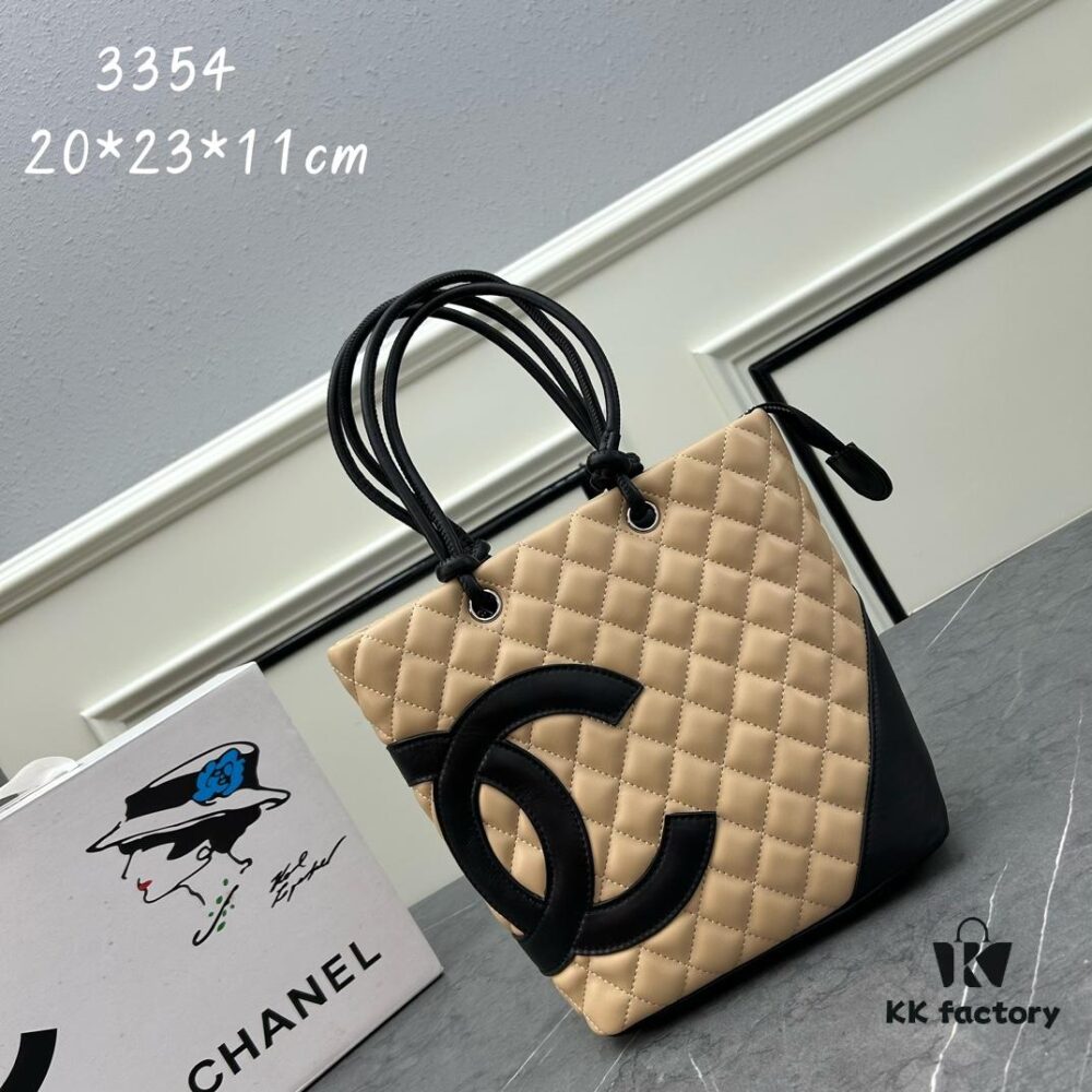 CHANEL: 24A Spring/Summer Vintage Bag 🌹💕... 2006 Brand New Ultimate Edition! The iconic Vintage 'Vegetable Basket' bag, a classic reimagined, once ranked among the world's top 50 most desirable handbags. Named after Ms. Hilton's favorite carry, this model has long been discontinued at boutiques—unavailable even with money [Smile]. Exclusively sourced from a rare vintage boutique. ZP-developed leather: European-sourced Haas lamb skin, imported from Italy, with 24K thick gold-plated steel lock. Limited stock, frequently out of inventory. The bag’s texture perfectly matches the original authentic quality ✔️
