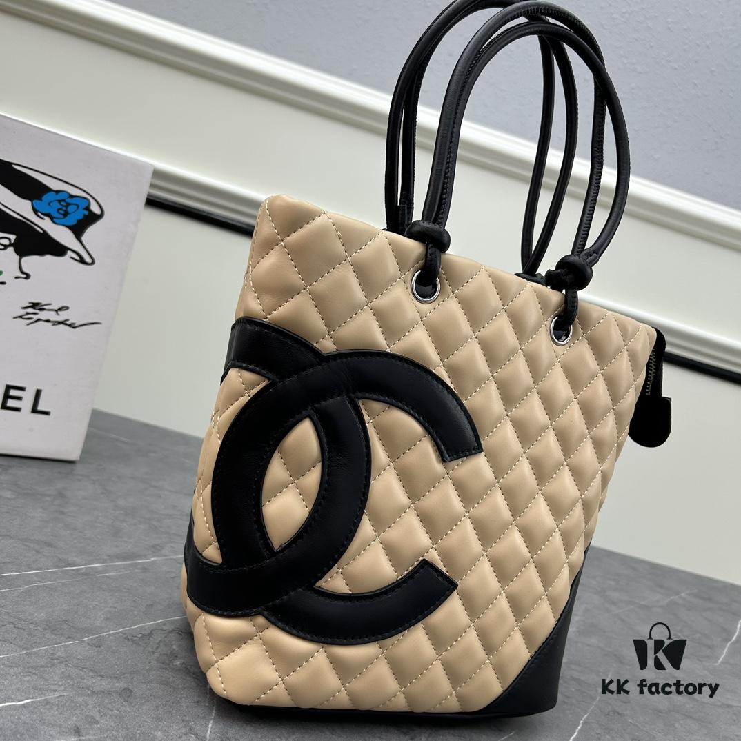 CHANEL: 24A Spring/Summer Vintage Bag 🌹💕... 2006 Brand New Ultimate Edition! The iconic Vintage 'Vegetable Basket' bag, a classic reimagined, once ranked among the world's top 50 most desirable handbags. Named after Ms. Hilton's favorite carry, this model has long been discontinued at boutiques—unavailable even with money [Smile]. Exclusively sourced from a rare vintage boutique. ZP-developed leather: European-sourced Haas lamb skin, imported from Italy, with 24K thick gold-plated steel lock. Limited stock, frequently out of inventory. The bag’s texture perfectly matches the original authentic quality ✔️