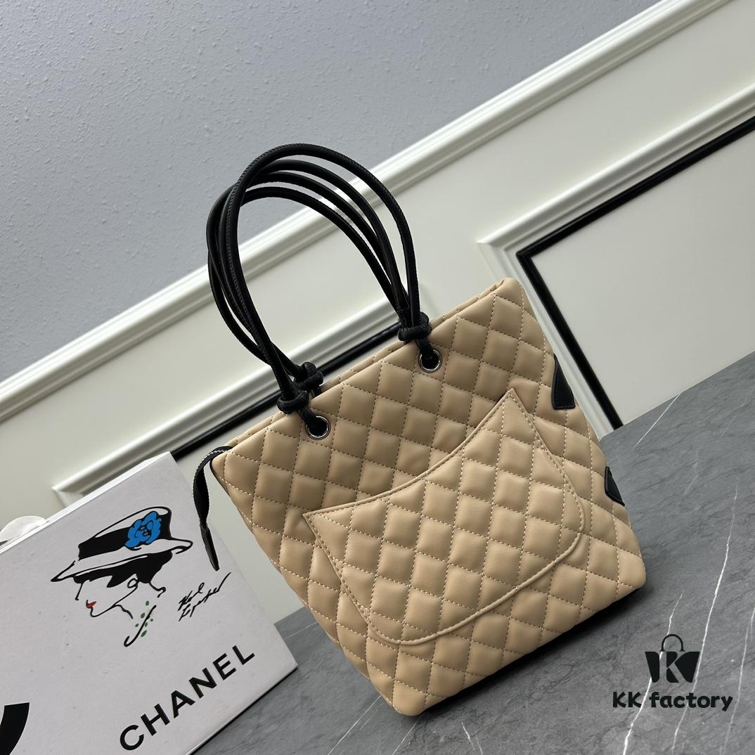 CHANEL: 24A Spring/Summer Vintage Bag 🌹💕... 2006 Brand New Ultimate Edition! The iconic Vintage 'Vegetable Basket' bag, a classic reimagined, once ranked among the world's top 50 most desirable handbags. Named after Ms. Hilton's favorite carry, this model has long been discontinued at boutiques—unavailable even with money [Smile]. Exclusively sourced from a rare vintage boutique. ZP-developed leather: European-sourced Haas lamb skin, imported from Italy, with 24K thick gold-plated steel lock. Limited stock, frequently out of inventory. The bag’s texture perfectly matches the original authentic quality ✔️