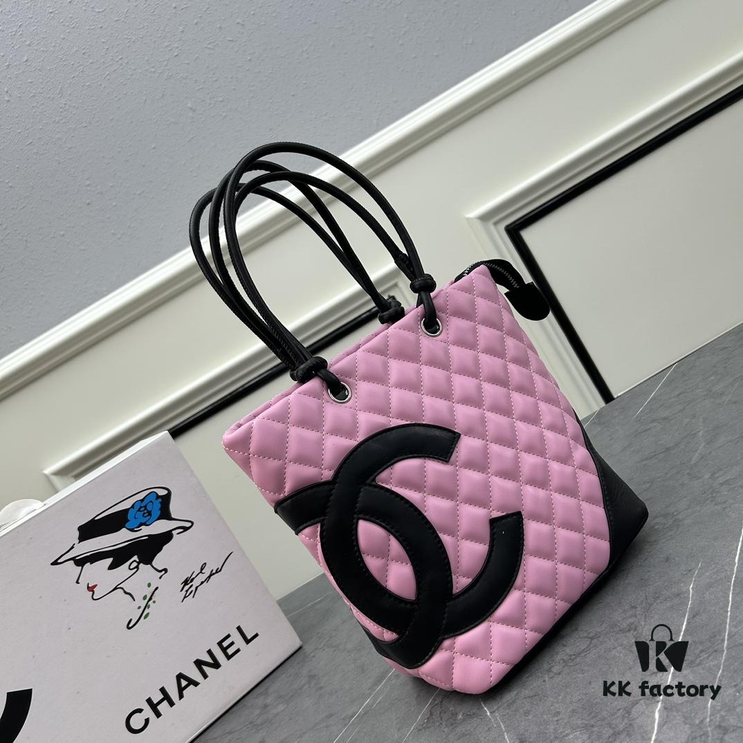 6930571cf09edb6de4c4f513 CHANEL: 24A Spring/Summer Vintage Bag 🌹💕... 2006 Brand New Ultimate Edition! The iconic Vintage 'Vegetable Basket' bag, a classic reissued and once ranked among the world's top 50 most desirable handbags, famously carried by Miss Hilton. Already discontinued at boutiques—unavailable even if money is no object 😊. Exclusively sourced from a vintage boutique. ZP-developed leather: European-sourced Haas lambskin, with 24K thick gold-plated steel lock imported from Italy. Rare stock, frequently out of inventory. The bag’s texture perfectly matches the original authentic quality ✔️