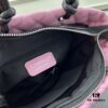 6930571ef09edb6de4c4f517 CHANEL: 24A Spring/Summer Vintage Bag 🌹💕... 2006 Brand New Ultimate Edition! The iconic Vintage 'Vegetable Basket' bag, a classic reissued and once ranked among the world's top 50 most desirable handbags, famously carried by Miss Hilton. Already discontinued at boutiques—unavailable even if money is no object 😊. Exclusively sourced from a vintage boutique. ZP-developed leather: European-sourced Haas lambskin, with 24K thick gold-plated steel lock imported from Italy. Rare stock, frequently out of inventory. The bag’s texture perfectly matches the original authentic quality ✔️