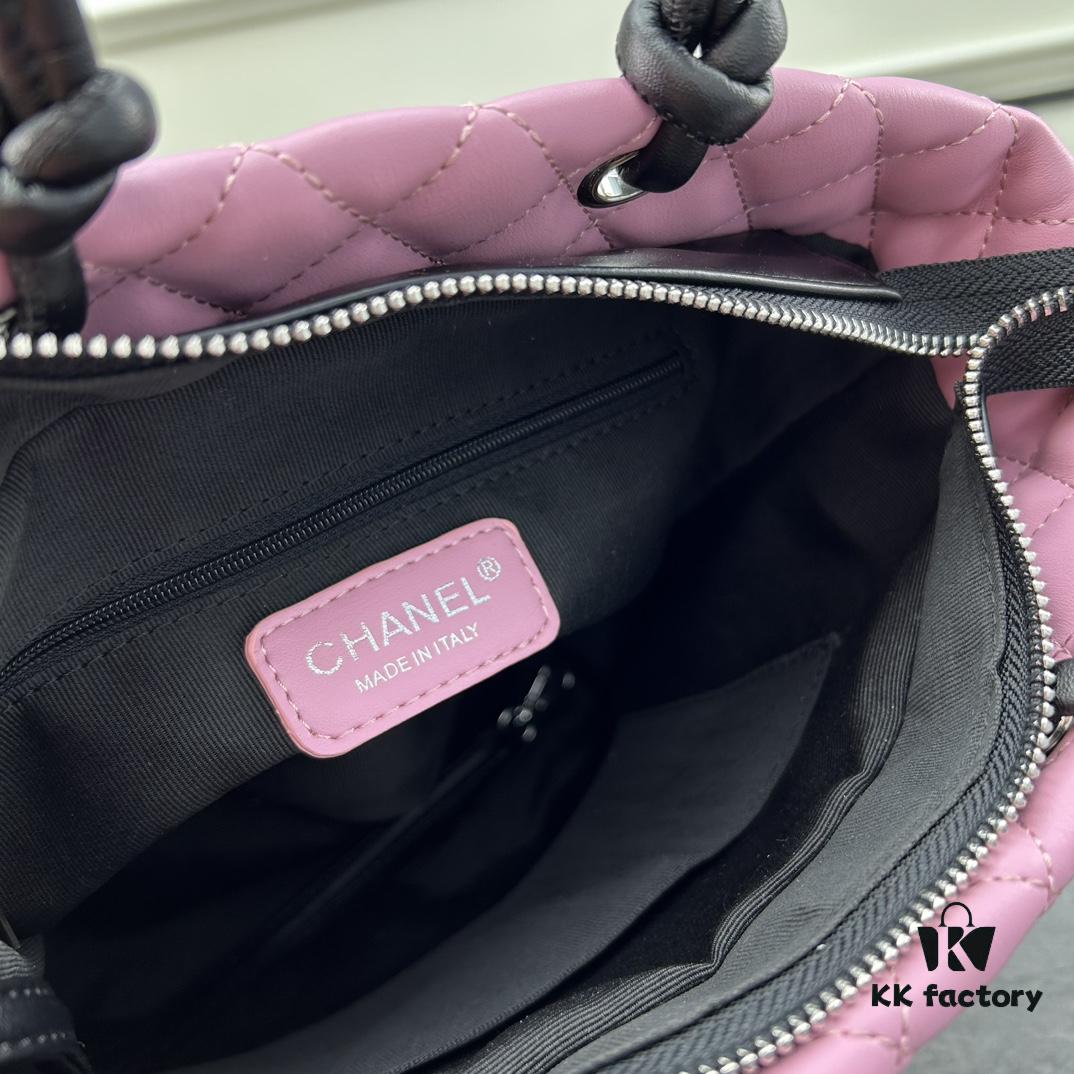 6930571ef09edb6de4c4f517 CHANEL: 24A Spring/Summer Vintage Bag 🌹💕... 2006 Brand New Ultimate Edition! The iconic Vintage 'Vegetable Basket' bag, a classic reissued and once ranked among the world's top 50 most desirable handbags, famously carried by Miss Hilton. Already discontinued at boutiques—unavailable even if money is no object 😊. Exclusively sourced from a vintage boutique. ZP-developed leather: European-sourced Haas lambskin, with 24K thick gold-plated steel lock imported from Italy. Rare stock, frequently out of inventory. The bag’s texture perfectly matches the original authentic quality ✔️