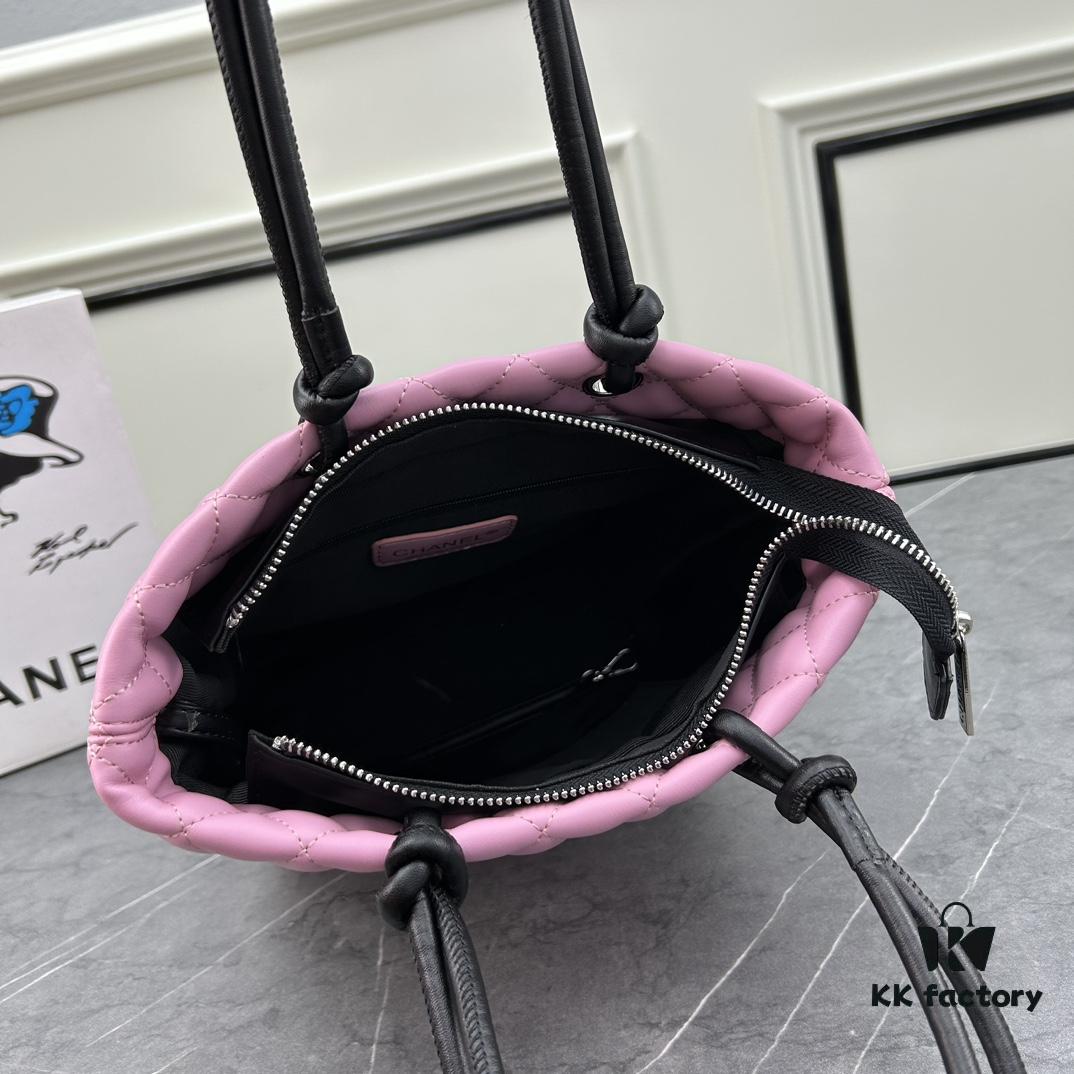 6930574af09edb6de4c4f554 CHANEL: 24A Spring/Summer Vintage Bag 🌹💕... 2006 Brand New Ultimate Edition! The iconic Vintage 'Vegetable Basket' bag, a classic reissued and once ranked among the world's top 50 most desirable handbags, famously carried by Miss Hilton. Already discontinued at boutiques—unavailable even if money is no object 😊. Exclusively sourced from a vintage boutique. ZP-developed leather: European-sourced Haas lambskin, with 24K thick gold-plated steel lock imported from Italy. Rare stock, frequently out of inventory. The bag’s texture perfectly matches the original authentic quality ✔️