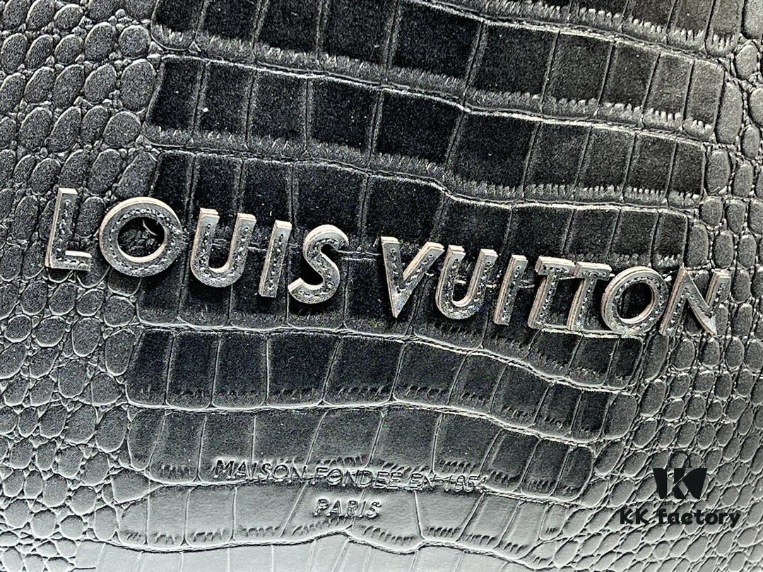 69305882f09edb6de4c4f74b M24457 This Shopper Medium Bag Draws Inspiration from Louis Vuitton's Shopping Tote