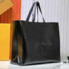 69305882f09edb6de4c4f74c M24457 This Shopper Medium Bag Draws Inspiration from Louis Vuitton Shopping Bags, Featuring Louis Vuitton and Maison Fondée En 1854 Embossed on Soft Calfskin, with Top Handles and Detachable Shoulder Strap. Dimensions: 40x32x16cm