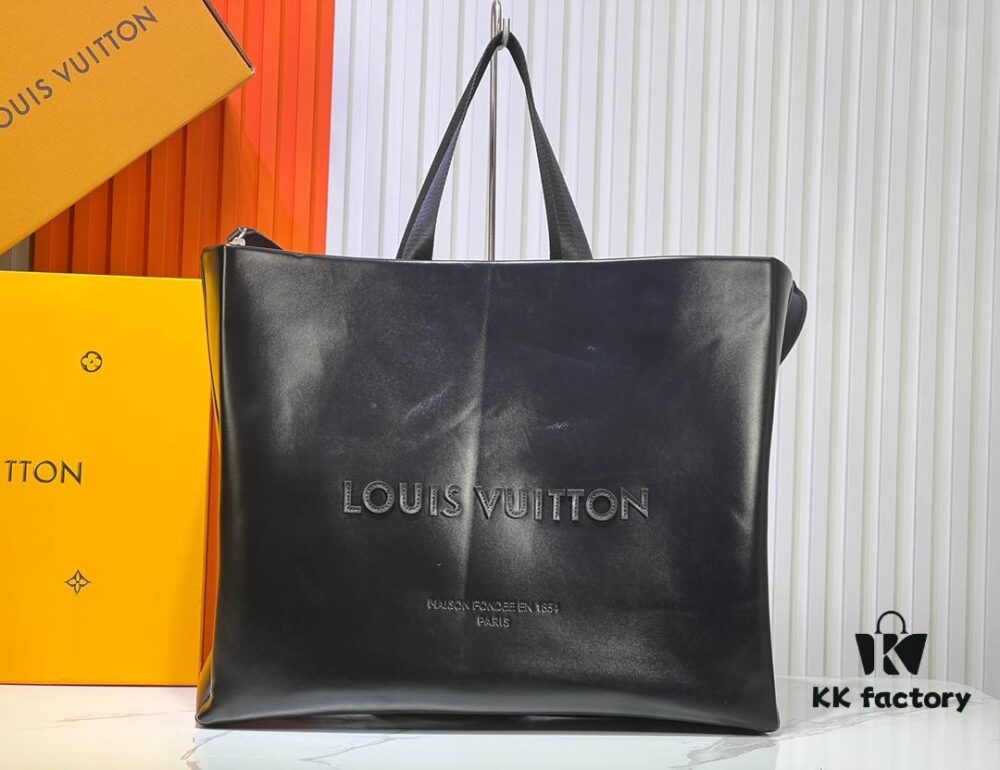 69305883f09edb6de4c4f74f M24457 This Shopper Medium Bag Draws Inspiration from Louis Vuitton Shopping Bags, Featuring Louis Vuitton and Maison Fondée En 1854 Embossed on Soft Calfskin, with Top Handles and Detachable Shoulder Strap. Dimensions: 40x32x16cm
