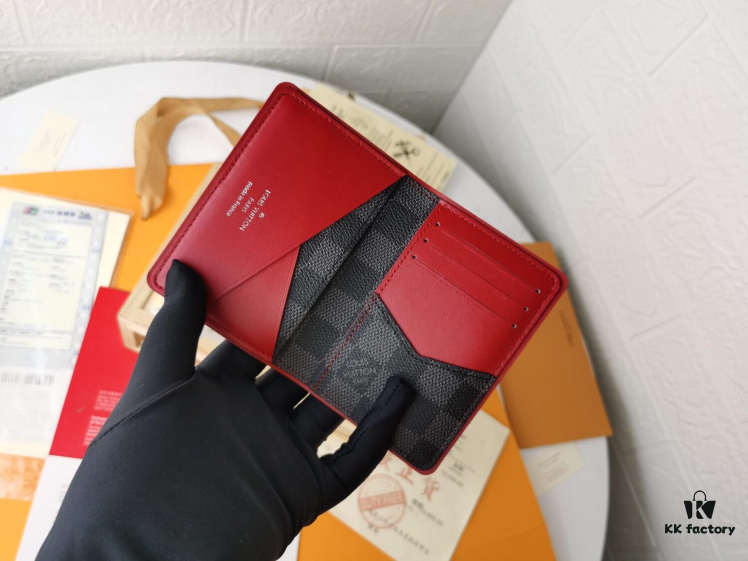 Top Quality Original 💎 [Photographed with Personal Background] N63144 Black Grid with Red, This Wallet Combines the Elegance of Damier Graphite Canvas and the Fine Texture of Epi Leather, Featuring Stripes Adorned with Louis Vuitton Signature Details