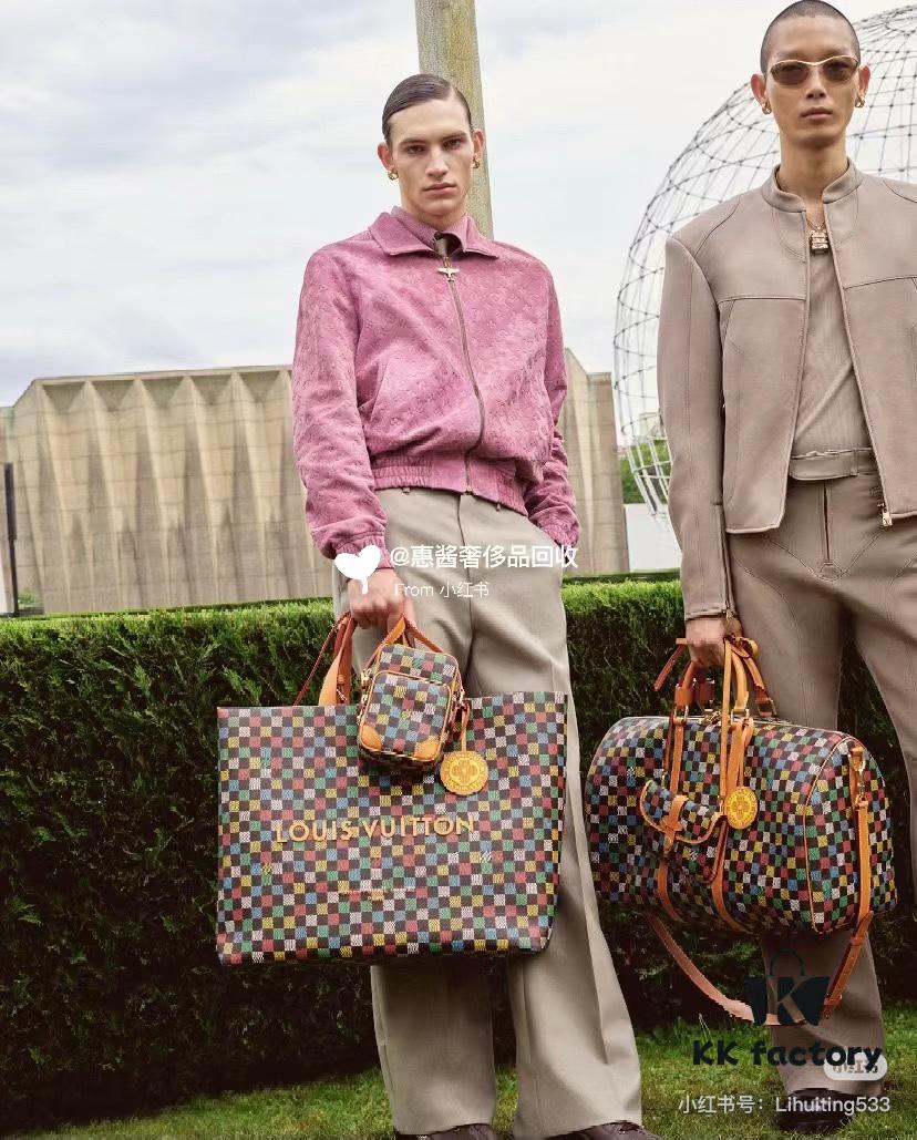 693058b4f09edb6de4c4f7a7 M24457 This Shopper Medium Bag Draws Inspiration from Louis Vuitton's Shopping Bags, Featuring 'Louis Vuitton' and 'Maison Fondée En 1854' Embossed on Soft Calfskin, with Top Handles and Detachable Shoulder Strap. Dimensions: 40x32x16cm