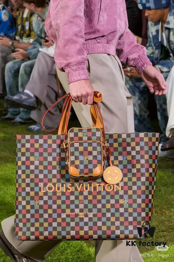 693058b4f09edb6de4c4f7a8 M24457 This Shopper Medium Bag Draws Inspiration from Louis Vuitton's Shopping Bags, Featuring 'Louis Vuitton' and 'Maison Fondée En 1854' Embossed on Soft Calfskin, with Top Handles and Detachable Shoulder Strap. Dimensions: 40x32x16cm