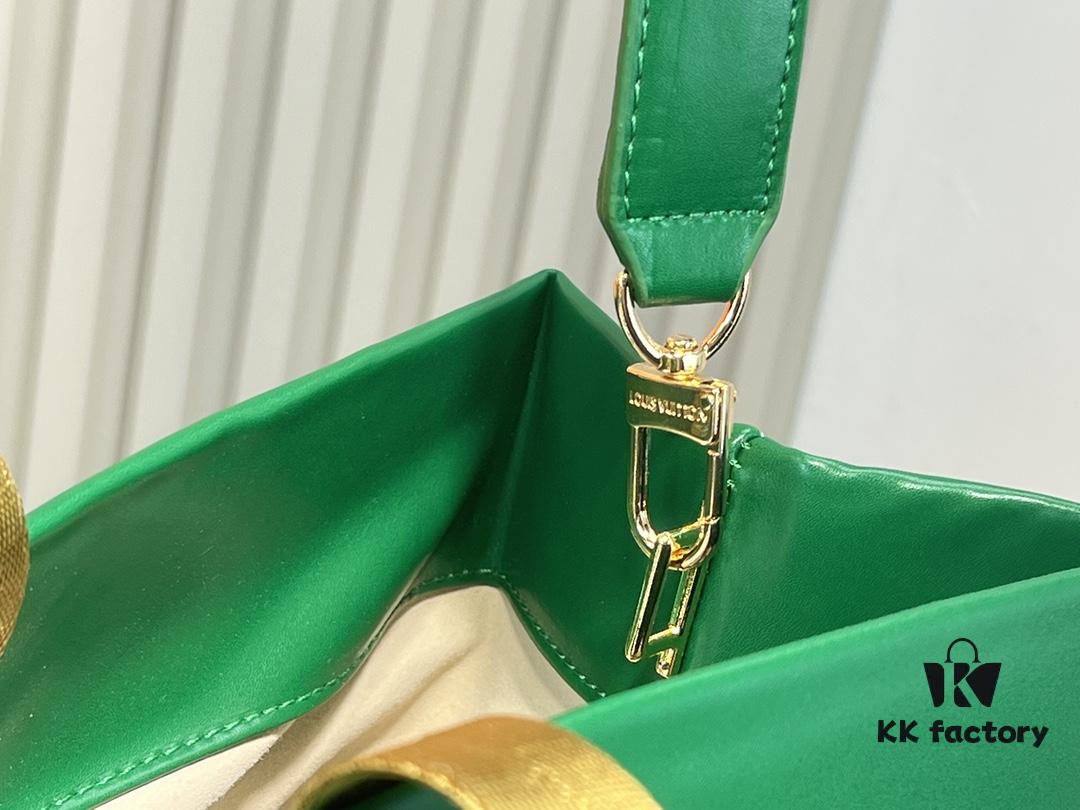 69305955f09edb6de4c4f899 M24457 M24475 This Medium-Sized Shopper Handbag Draws Inspiration from Louis Vuitton's Shopping Bag
