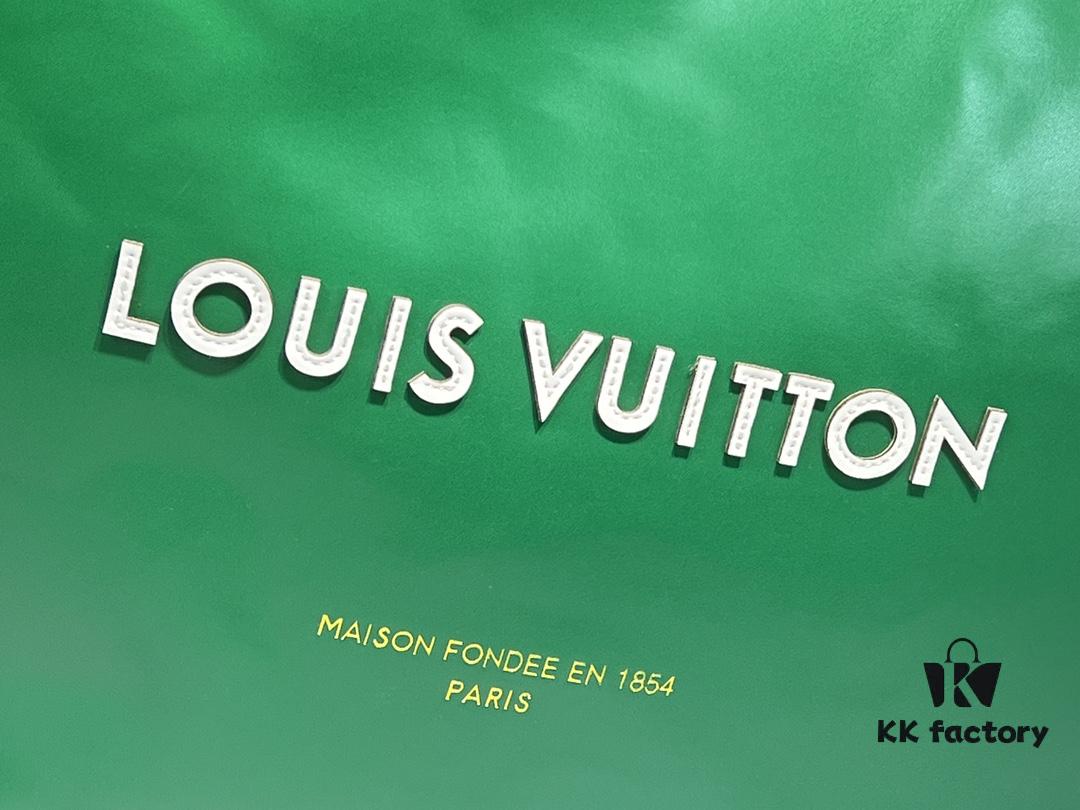 69305957f09edb6de4c4f89a M24457 M24475 This Medium-Sized Shopper Handbag Draws Inspiration from Louis Vuitton's Shopping Bag