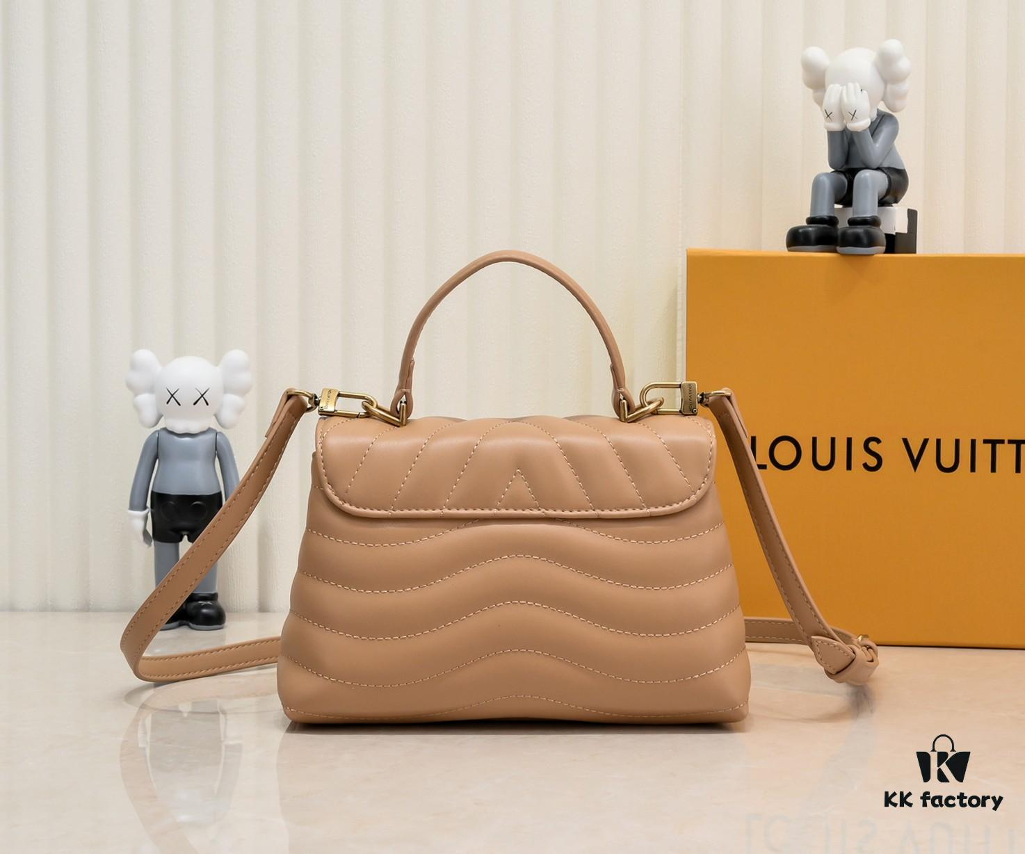 6930596bf09edb6de4c4f8c0 Exclusive Real Photo - Upgraded Version ‼️⭐️ M21720 Black, M21797 White ⭐️ This Hold Me Handbag is a new addition to Louis Vuitton's iconic New Wave quilted leather goods collection, featuring a refined silhouette and comfortable carry. The smooth-textured body is accented with an elegant LV metal clasp. The detachable and adjustable leather strap enhances the bag’s versatility.